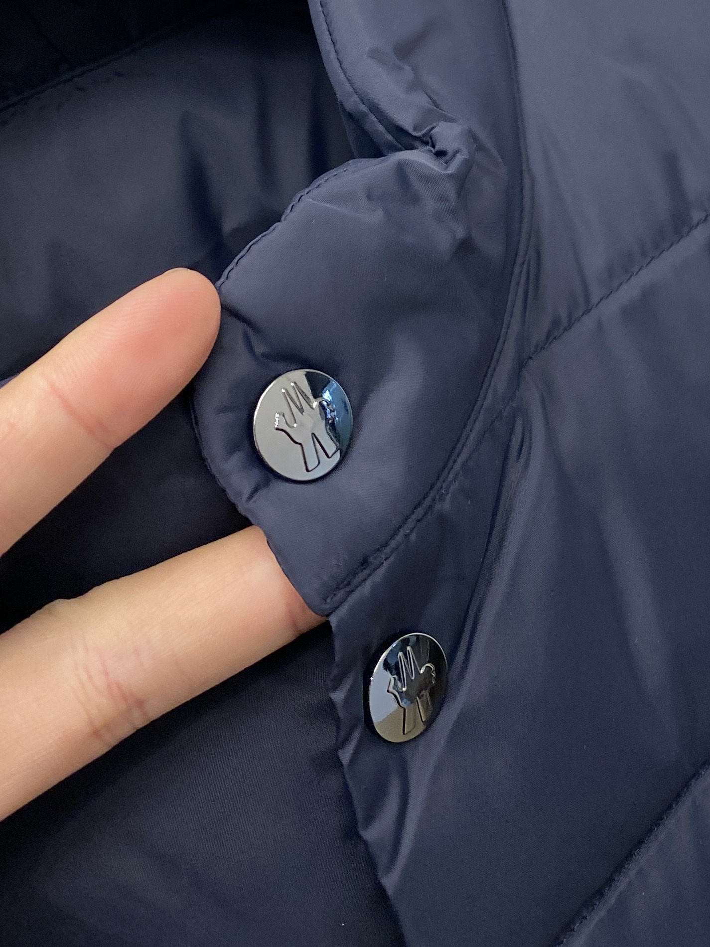 蒙口、2024最新款男士轻薄羽绒马甲、面料柔软舒适 ．上身版型超赞 ．拉链．辅料都是客供 、进口面料，轻