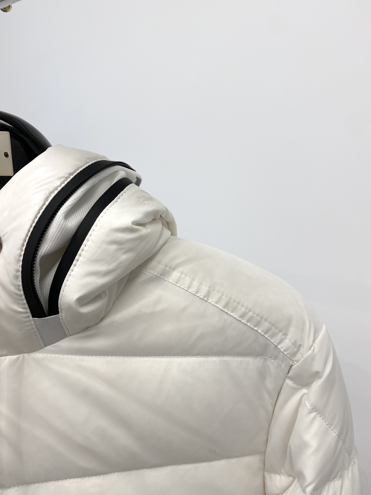 蒙口、2025最新款男士轻薄羽绒服、面料柔软舒适 ．上身版型超赞 ．拉链．辅料都是客供 、进口面料，轻便