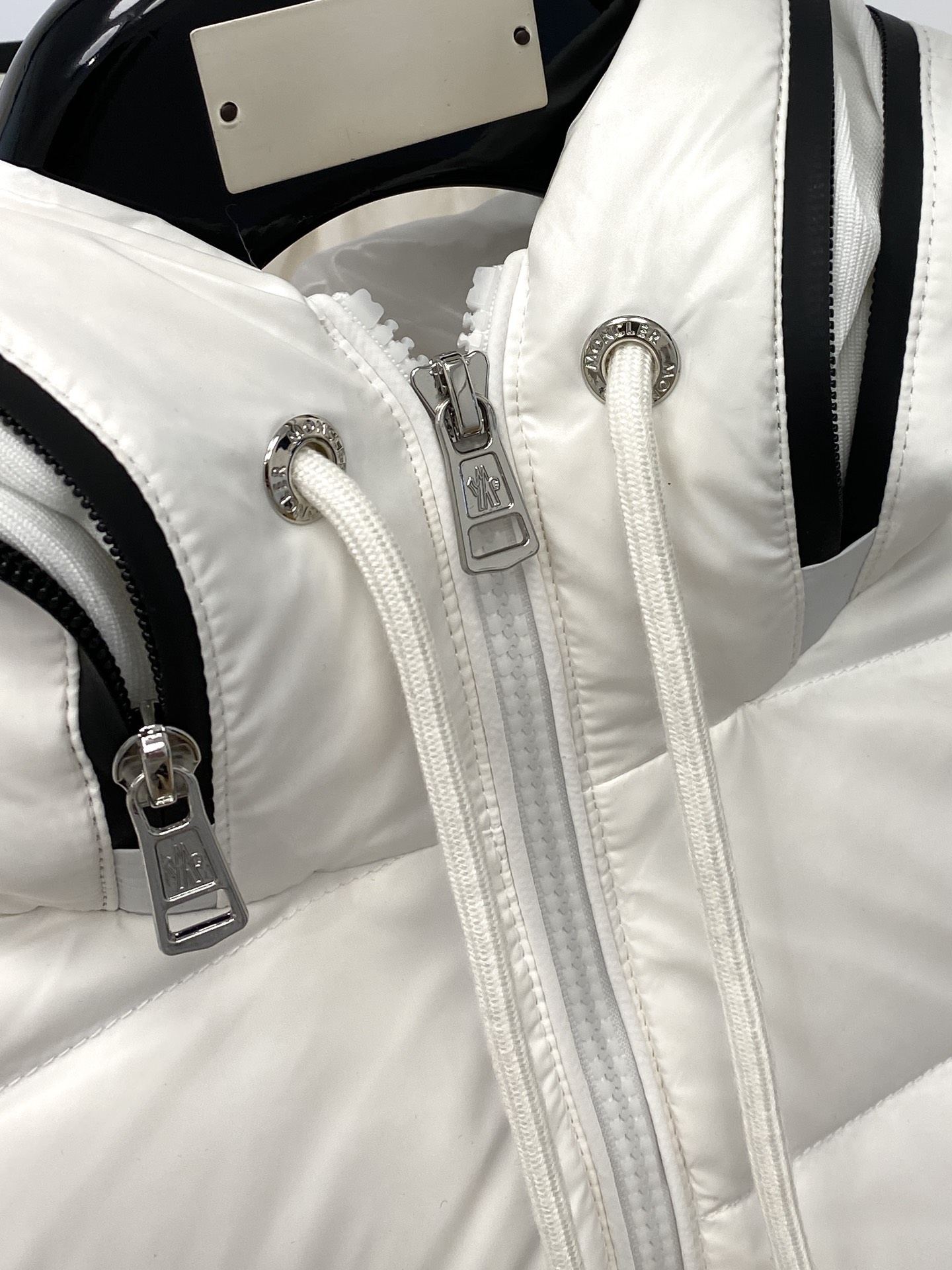 蒙口、2025最新款男士轻薄羽绒服、面料柔软舒适 ．上身版型超赞 ．拉链．辅料都是客供 、进口面料，轻便