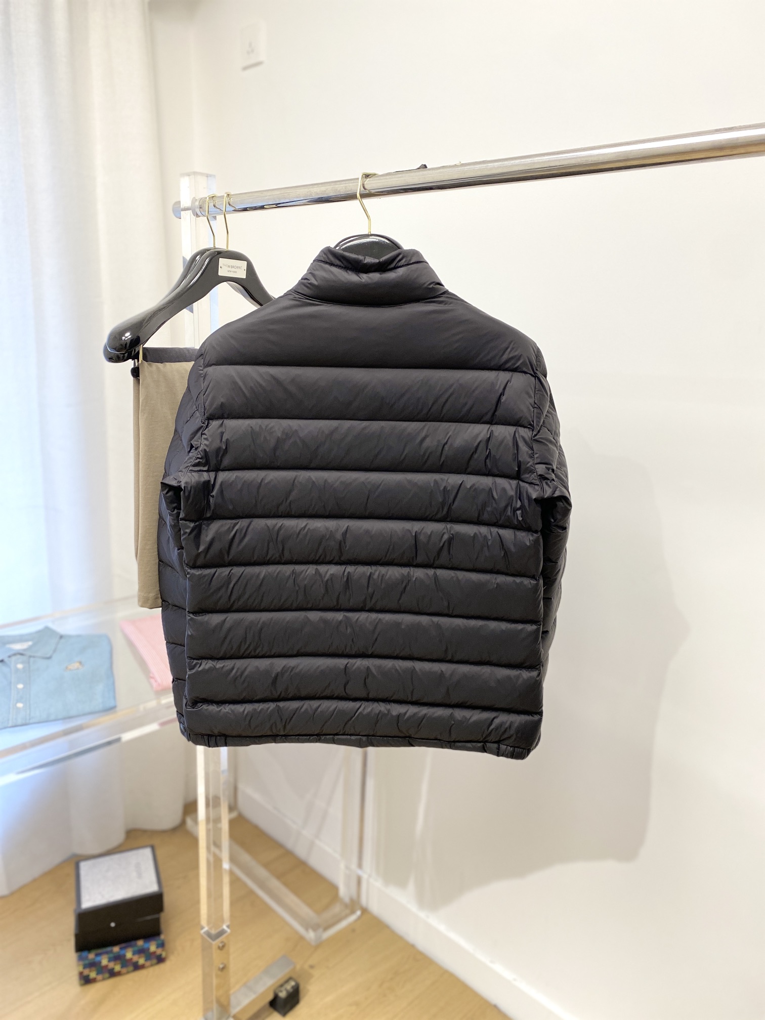 蒙口、最新款男士轻薄羽绒服、面料柔软舒适 ．上身版型超赞 ．拉链．辅料都是客供 、进口面料，轻便舒适，保