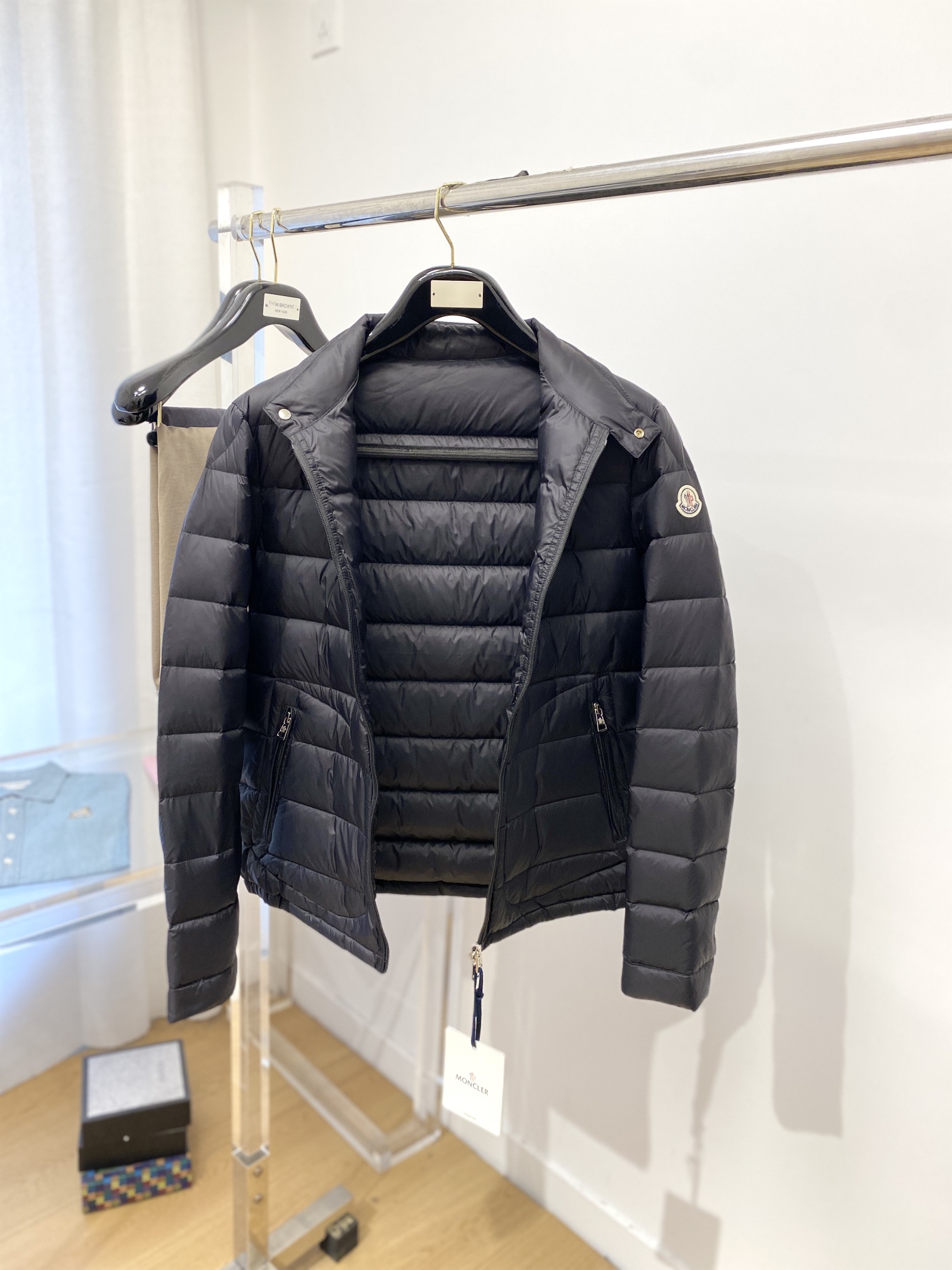 蒙口、最新款男士轻薄羽绒服、面料柔软舒适 ．上身版型超赞 ．拉链．辅料都是客供 、进口面料，轻便舒适，保