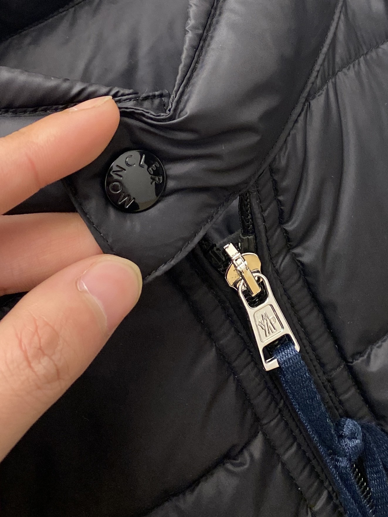 蒙口、最新款男士轻薄羽绒服、面料柔软舒适 ．上身版型超赞 ．拉链．辅料都是客供 、进口面料，轻便舒适，保
