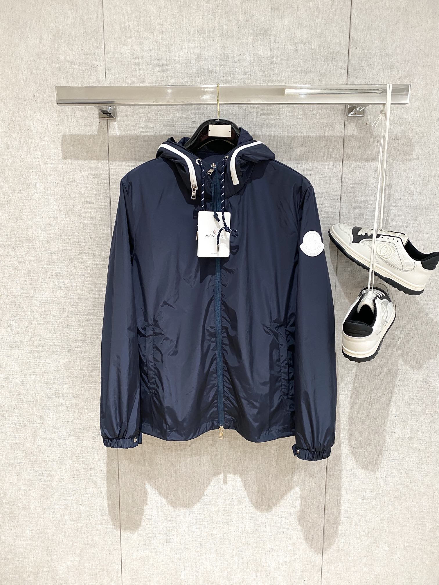 NO:527966,The cover, new jacket, fashionable and handsome, simple and versatile style, cuff embroidery decorative pattern logo, customized original fabric, not only crisp, maintains the trendy silhouette, and is comfortable to wear, the yarn weaving is more delicate, the number of 1-6 yards, Moncler, jackets & coats, jackets & coats, alexander wang19860909蒙口、新品夹克外套,时尚帅气,简约百搭款,袖口刺绣装饰图案logo,定制原版面料,不仅挺括,保持潮流的廓形,又穿着舒适,纱织更细腻,码数1-6码,,Moncler,jackets & coats,jackets & coats,alexander wang,Men's clothing