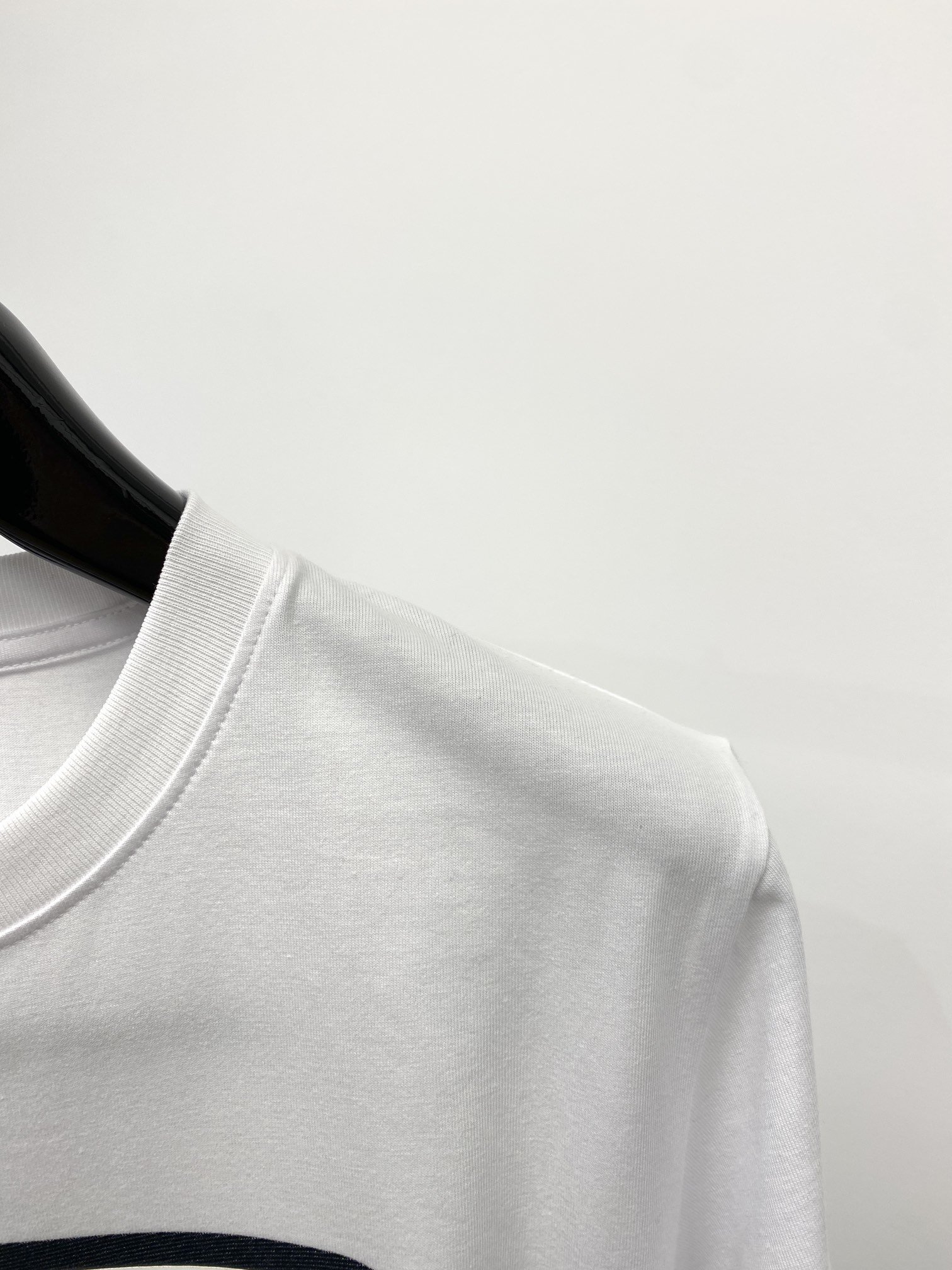 普拉达2024新品短袖T恤帅气时尚胸前顶级印胶字母logo简约百搭款面料棉不仅挺括保持潮流的廓形又穿着舒
