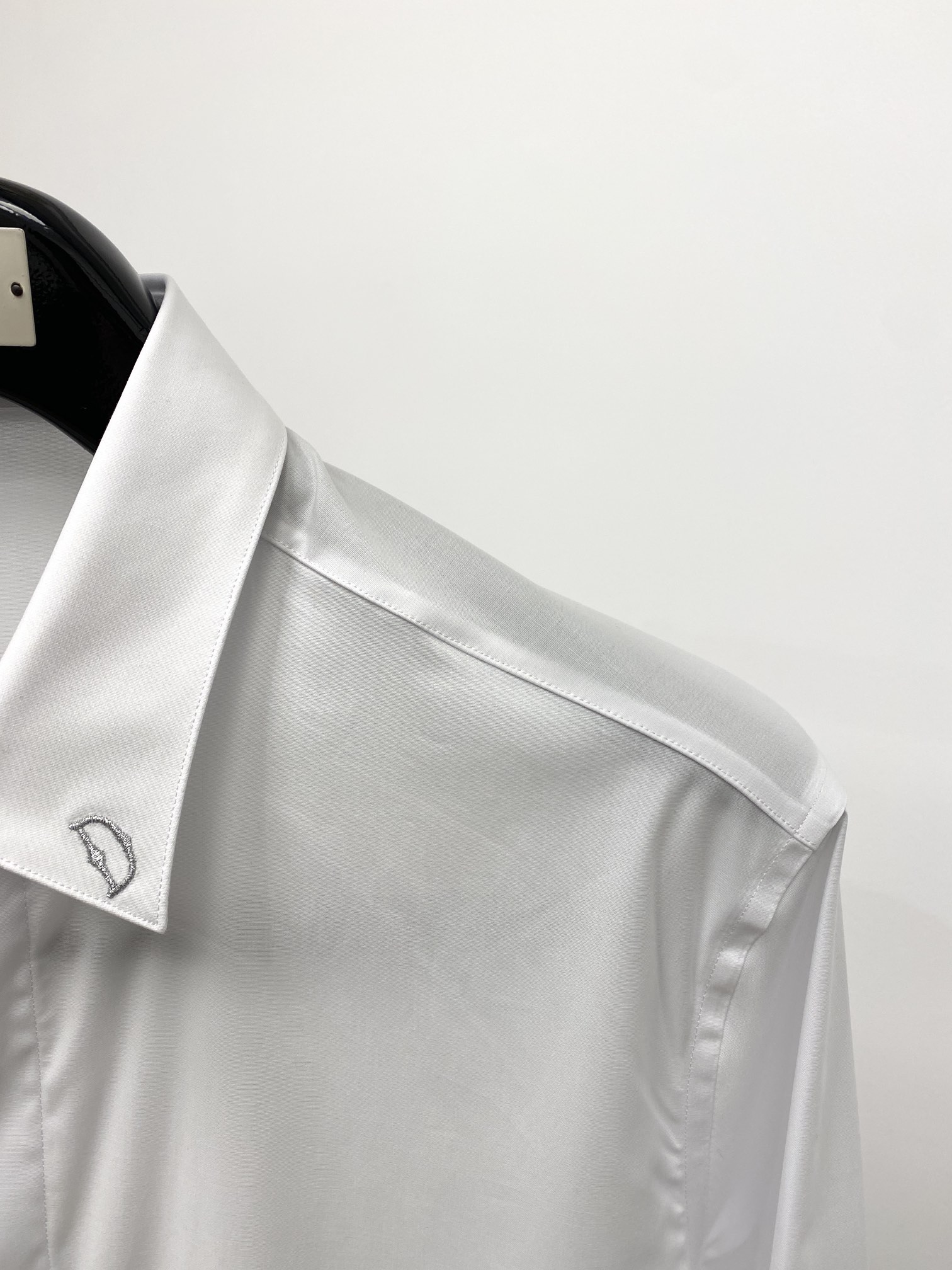 迪奥2024新款衬衫打造时装艺术感立体剪裁修身版型上身效果很帅气微彰显品位整体细节可以对比效果非常有型码