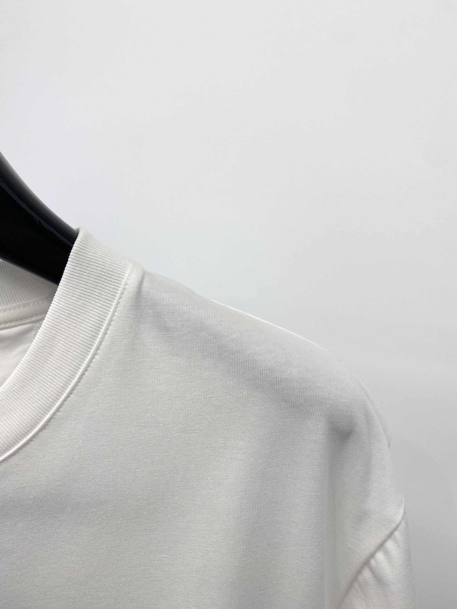 普拉达2024新品短袖T恤帅气时尚胸前顶级印花字母图案logo简约百搭款面料棉不仅挺括保持潮流的廓形又穿