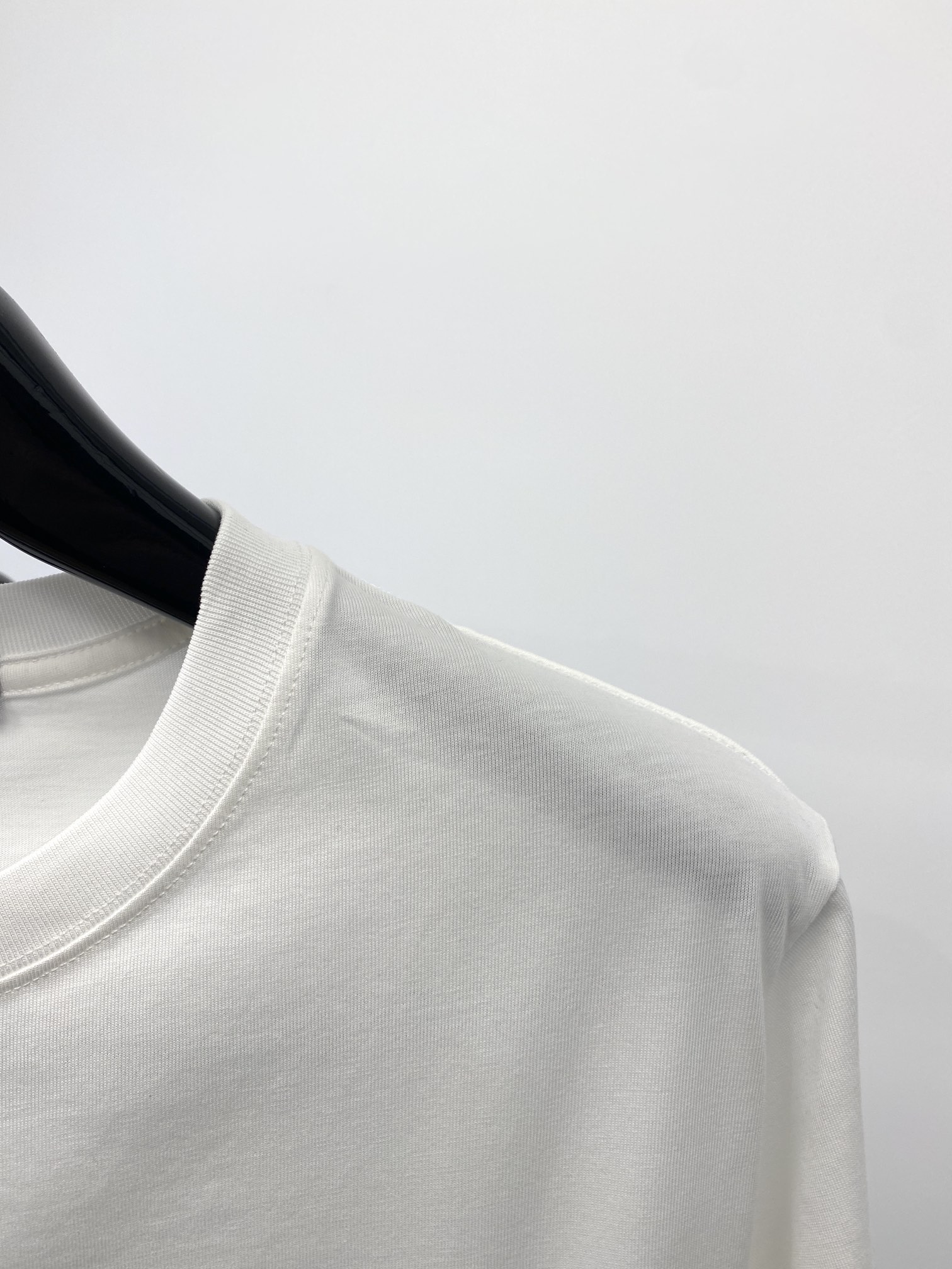 路易威登2024新品短袖T恤帅气时尚胸前顶级定织字母图案logo简约百搭款面料棉不仅挺括保持潮流的廓形又