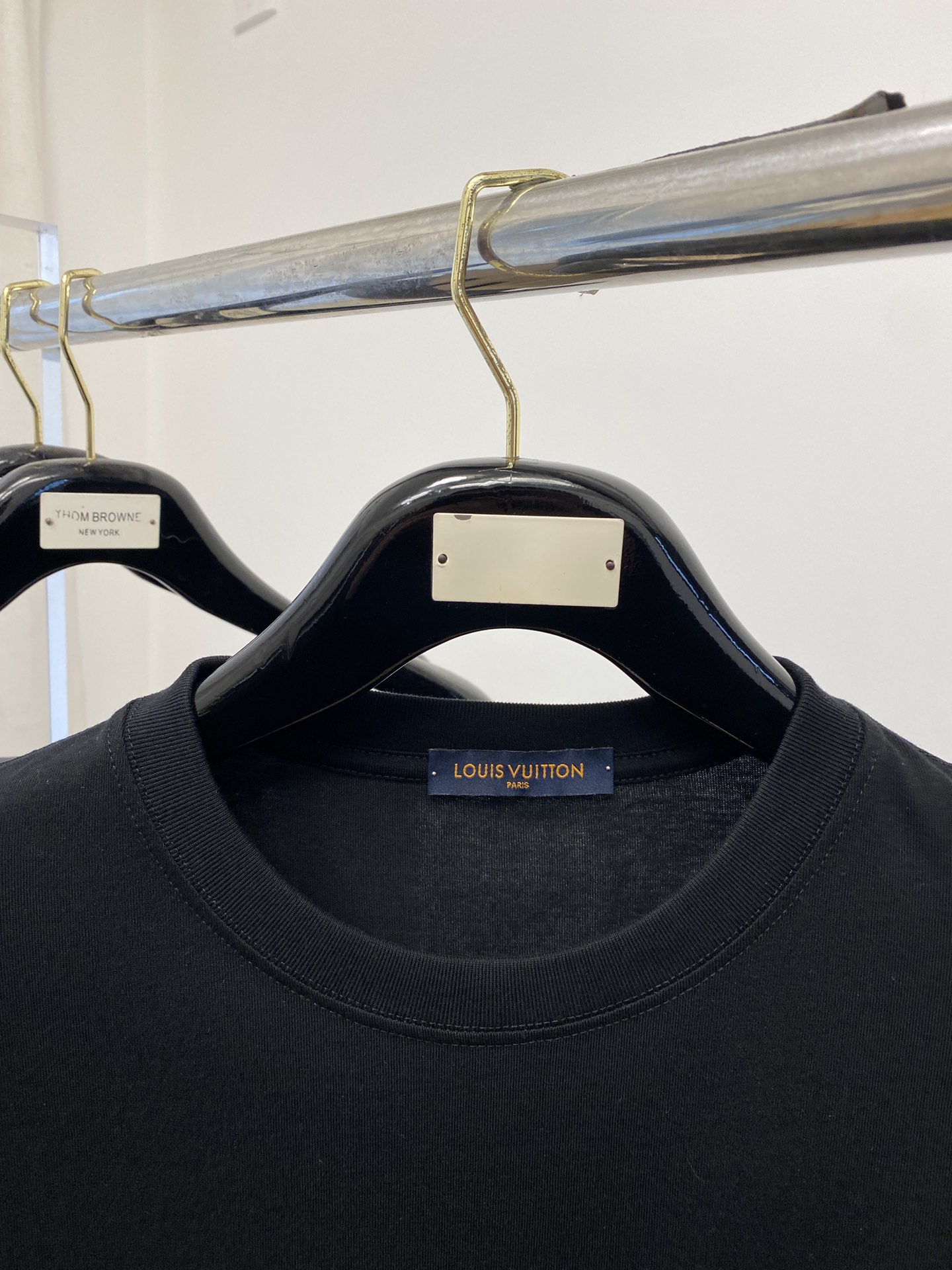 路易威登2024新品短袖T恤帅气时尚胸前顶级定织字母图案logo简约百搭款面料棉不仅挺括保持潮流的廓形又