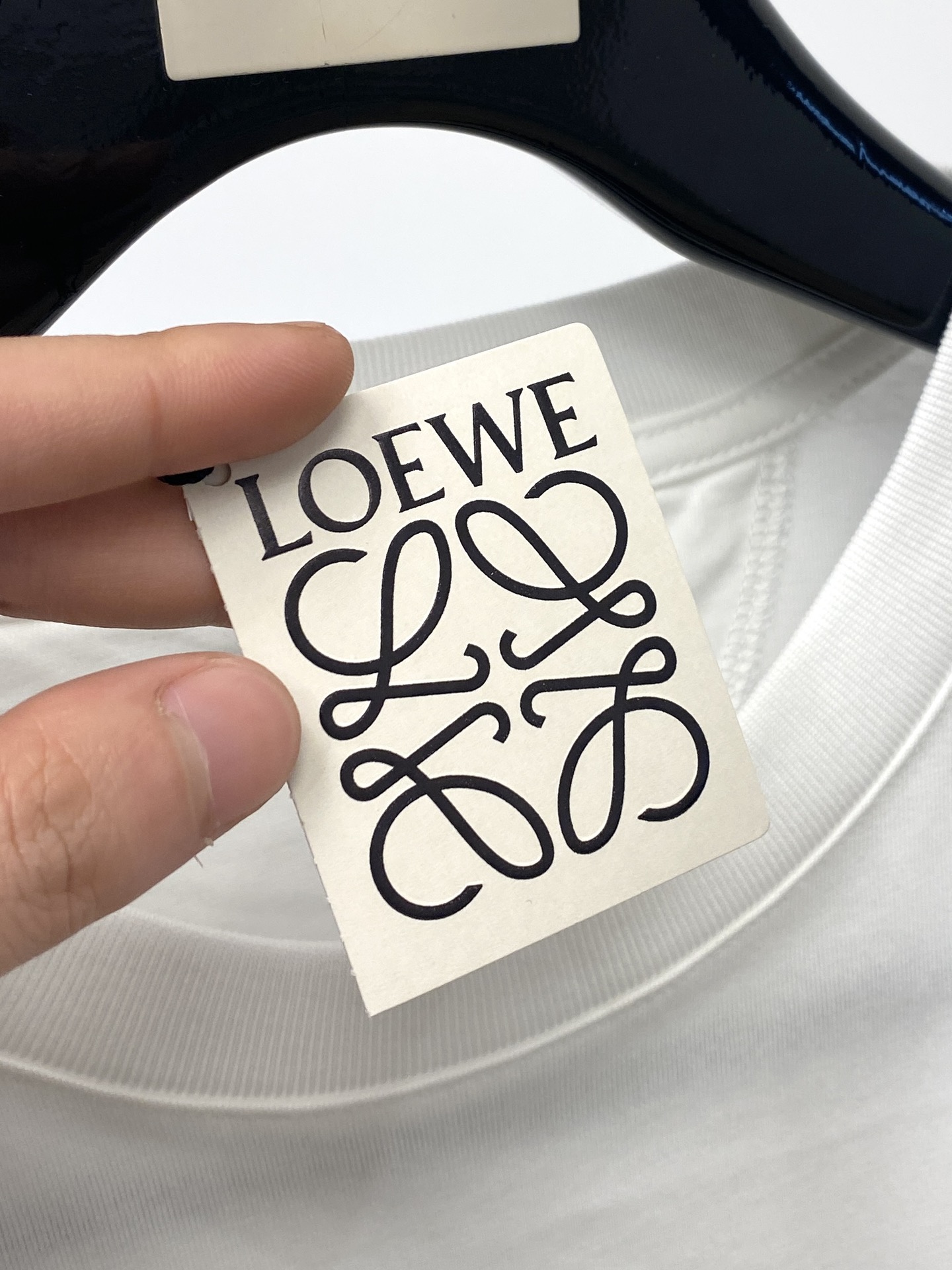 罗意威2024新品短袖T恤帅气时尚胸前精致刺绣字母图案logo简约百搭款面料棉不仅挺括保持潮流的廓形又穿