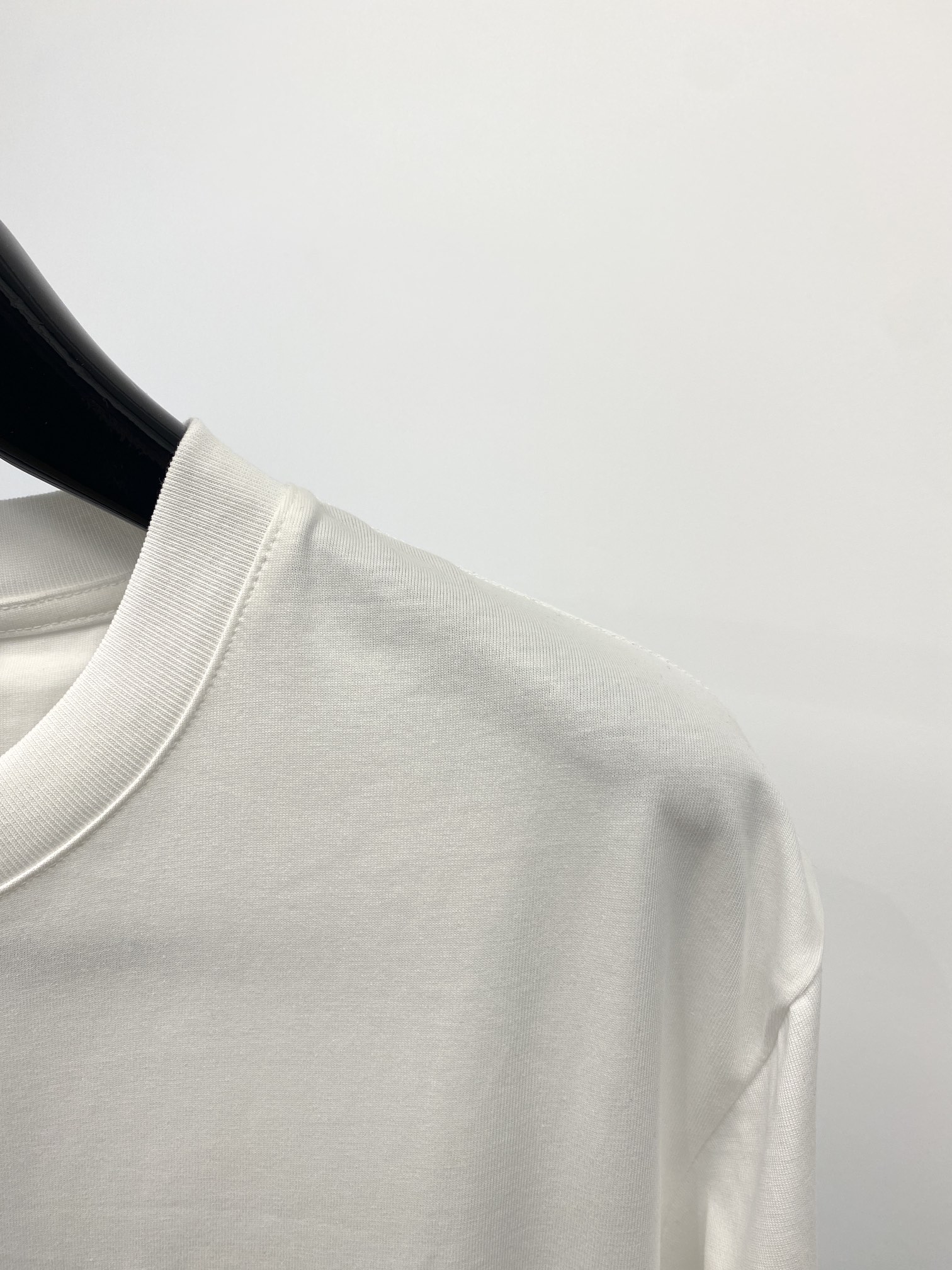 路易威登2024新品短袖T恤帅气时尚胸前精致刺绣字母图案logo简约百搭款面料棉不仅挺括保持潮流的廓形又