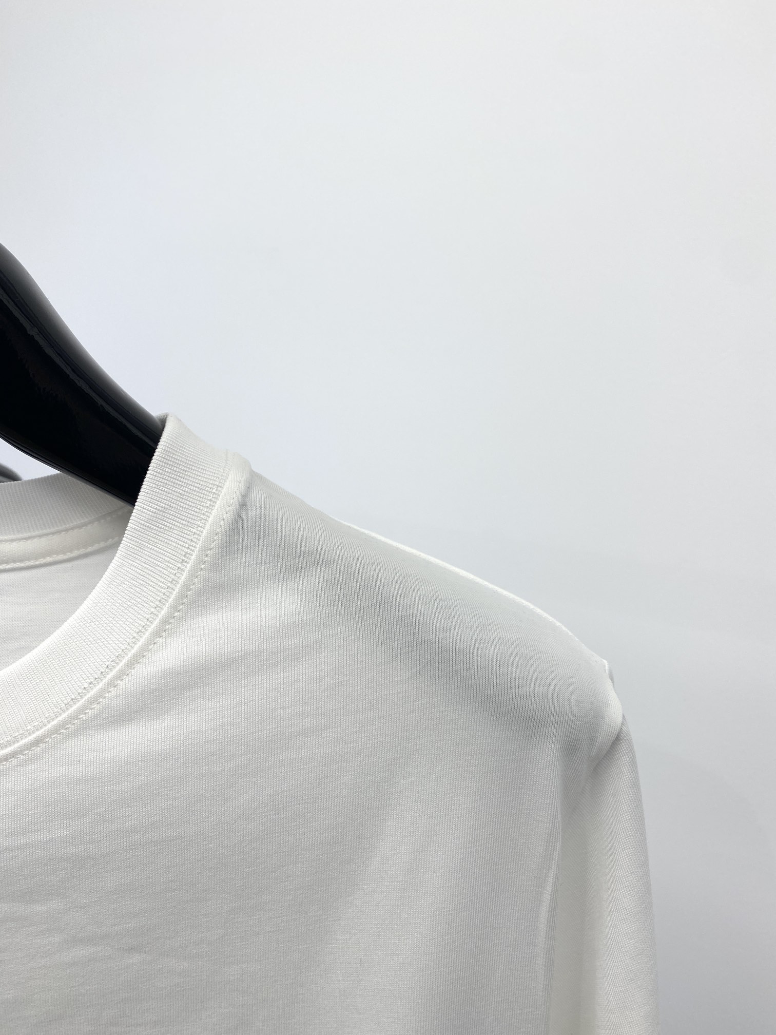 芬迪2024新品短袖T恤帅气时尚胸前顶级印胶装饰字母logo简约百搭款面料棉不仅挺括保持潮流的廓形又穿着