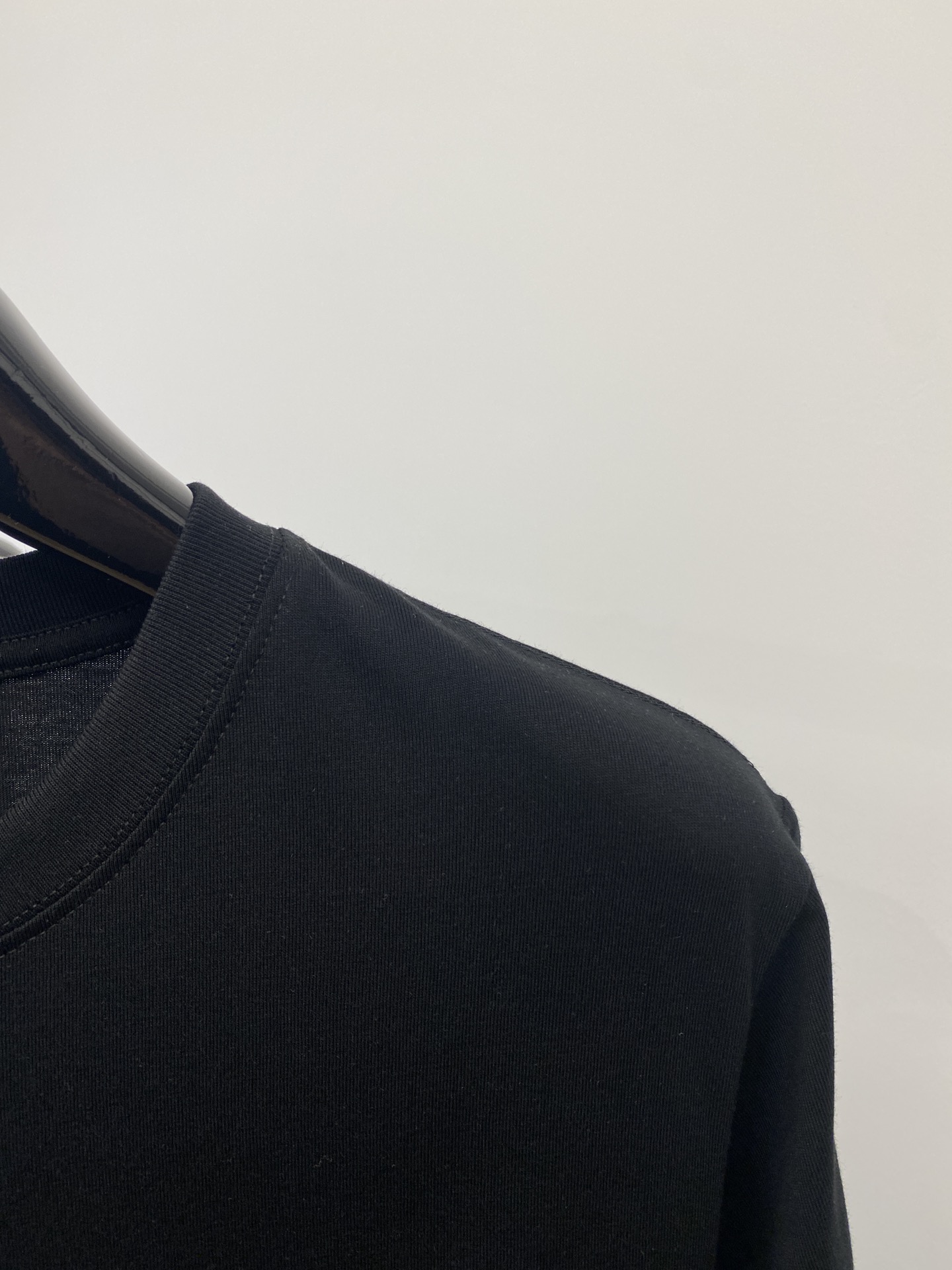 芬迪2024新品短袖T恤帅气时尚胸前顶级印胶装饰字母logo简约百搭款面料棉不仅挺括保持潮流的廓形又穿着