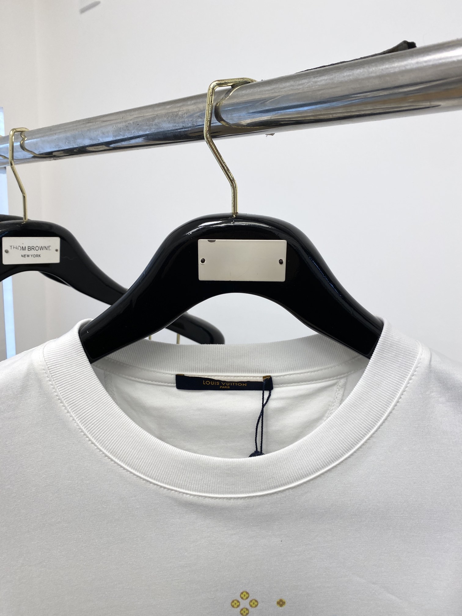 路易威登2024新品短袖T恤帅气时尚胸前顶级印花图案logo简约百搭款面料棉不仅挺括保持潮流的廓形又穿着