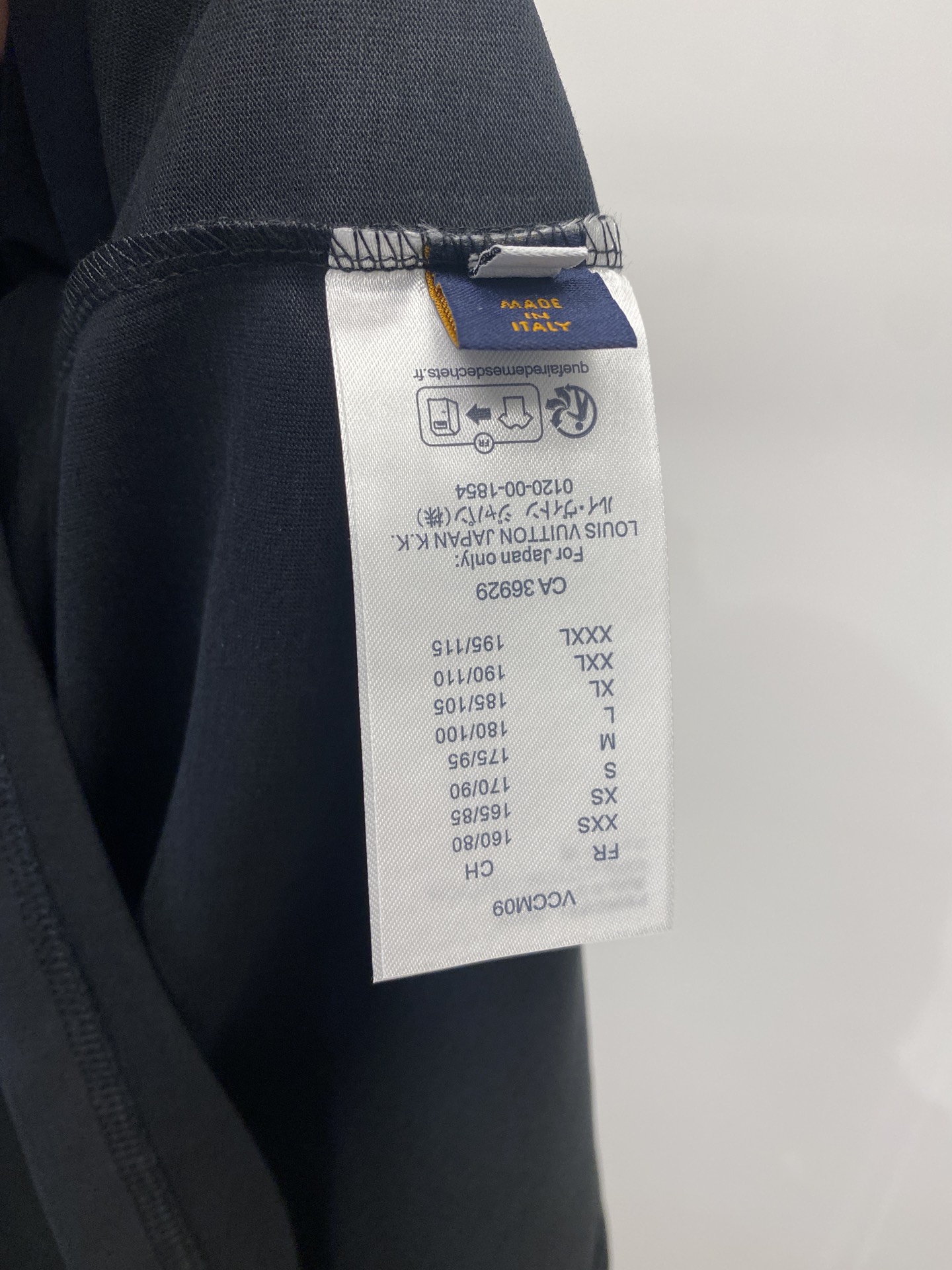 路易威登2024新品短袖T恤帅气时尚胸前顶级印花图案logo简约百搭款面料棉不仅挺括保持潮流的廓形又穿着