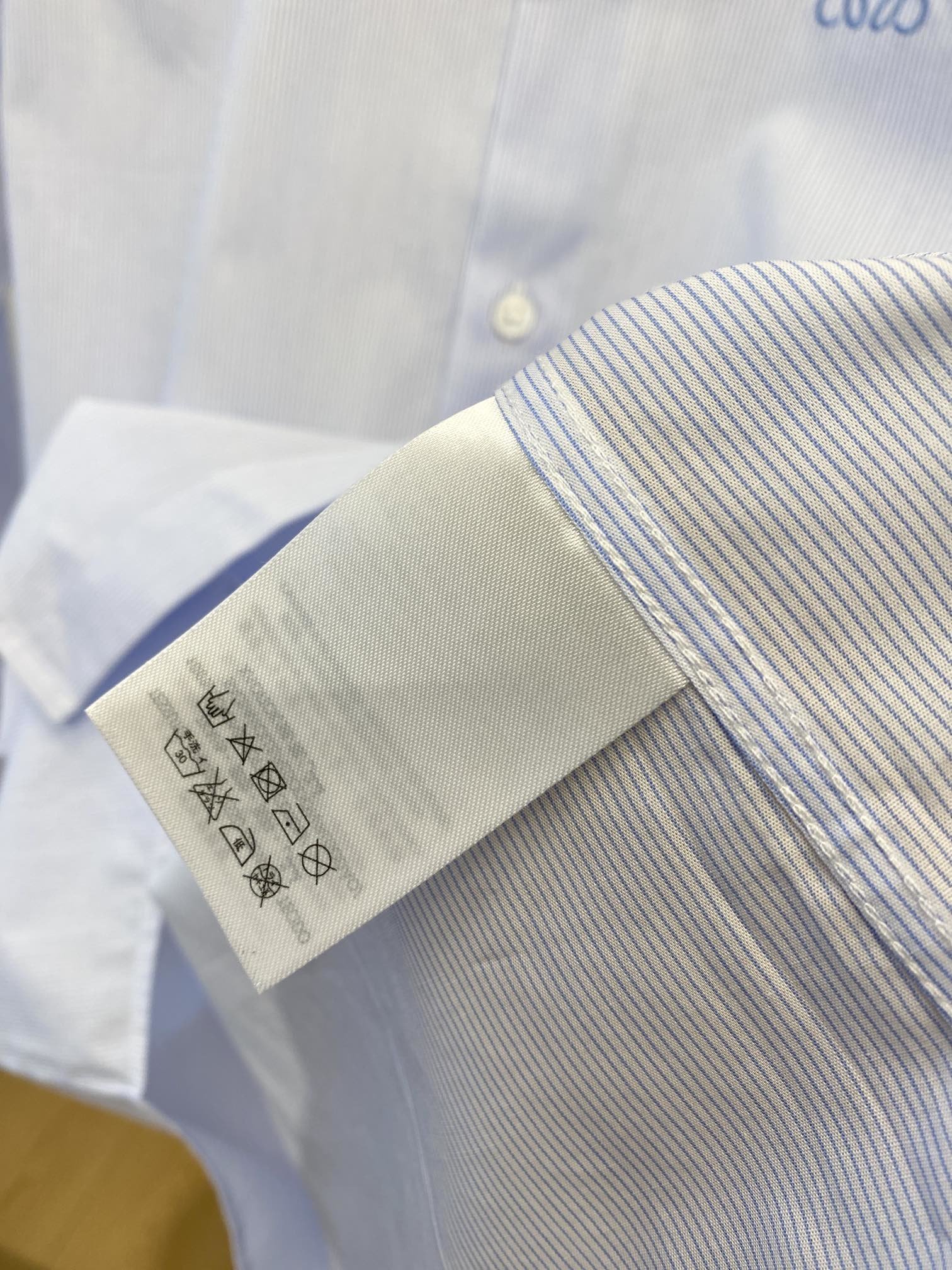 罗意威2024新款衬衫打造时装艺术感立体剪裁修身版型上身效果很帅气微彰显品位整体细节可以对比效果非常有型
