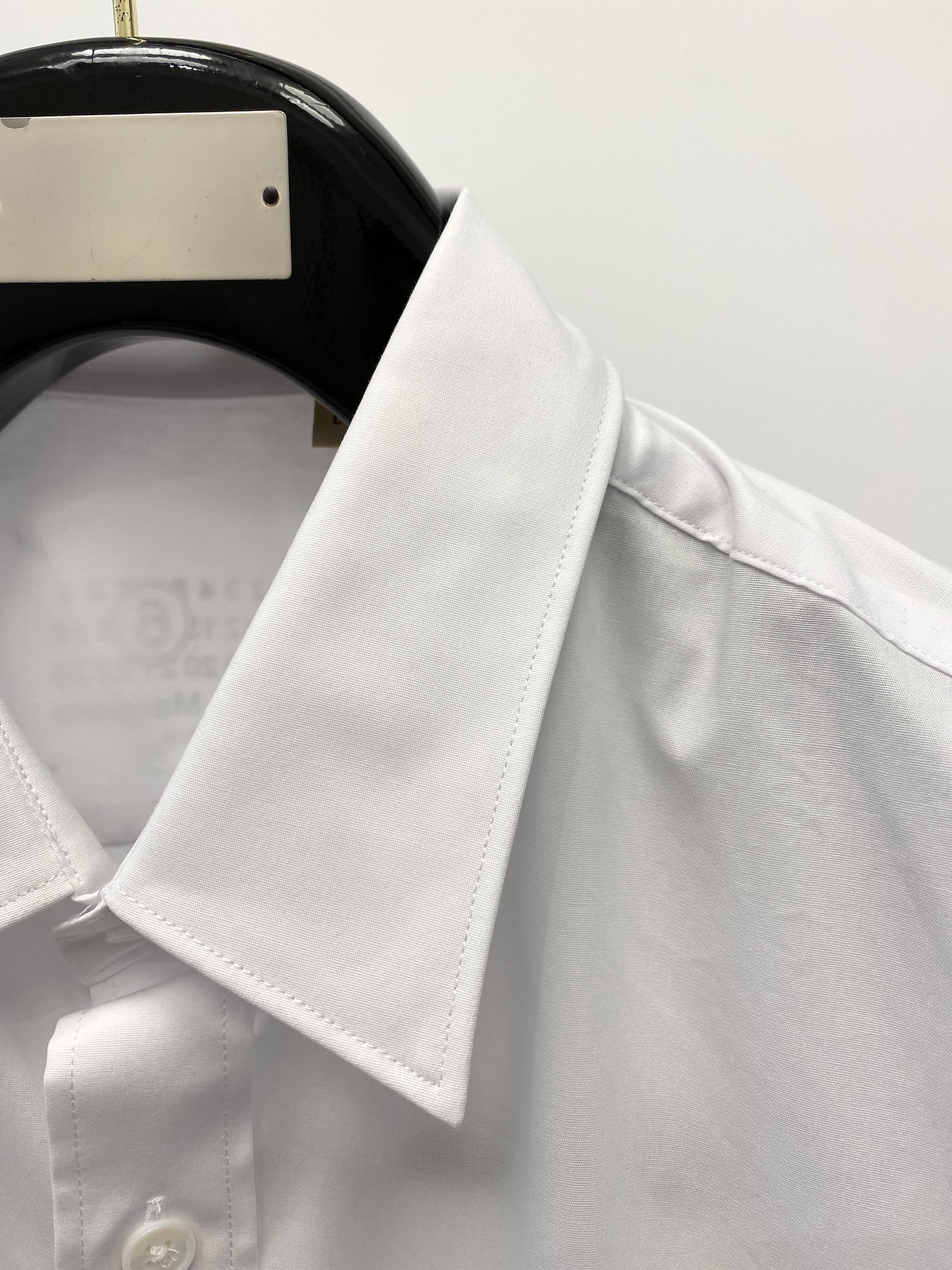麦吉拉2024新款衬衫打造时装艺术感立体剪裁修身版型上身效果很帅气微彰显品位整体细节可以对比效果非常有型