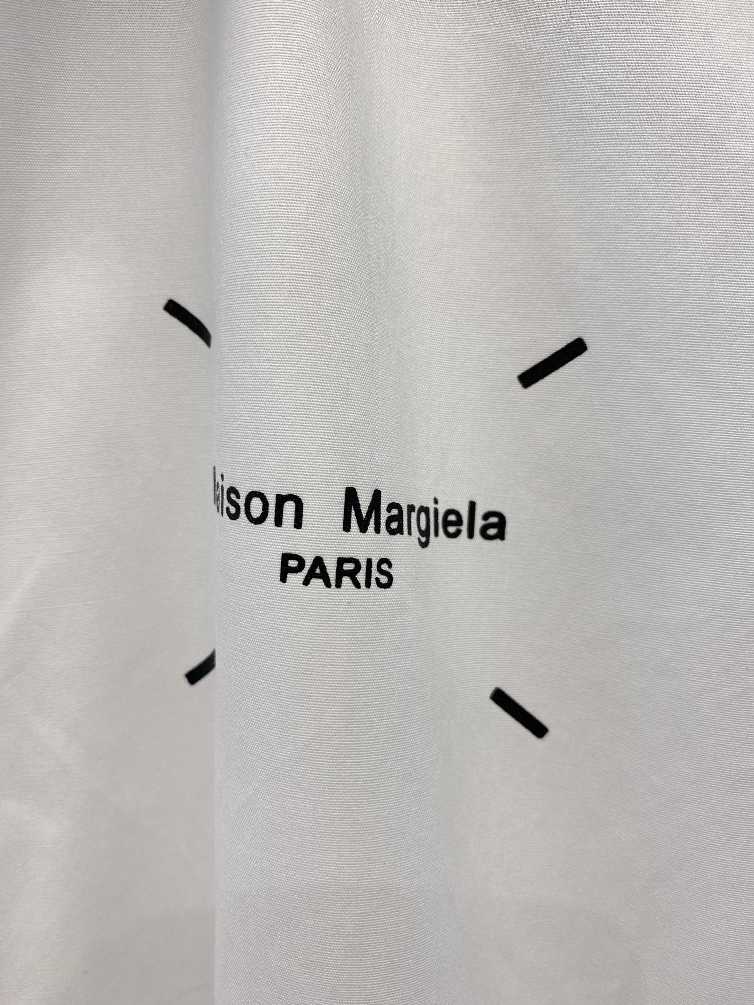 麦吉拉2024新款衬衫打造时装艺术感立体剪裁修身版型上身效果很帅气微彰显品位整体细节可以对比效果非常有型