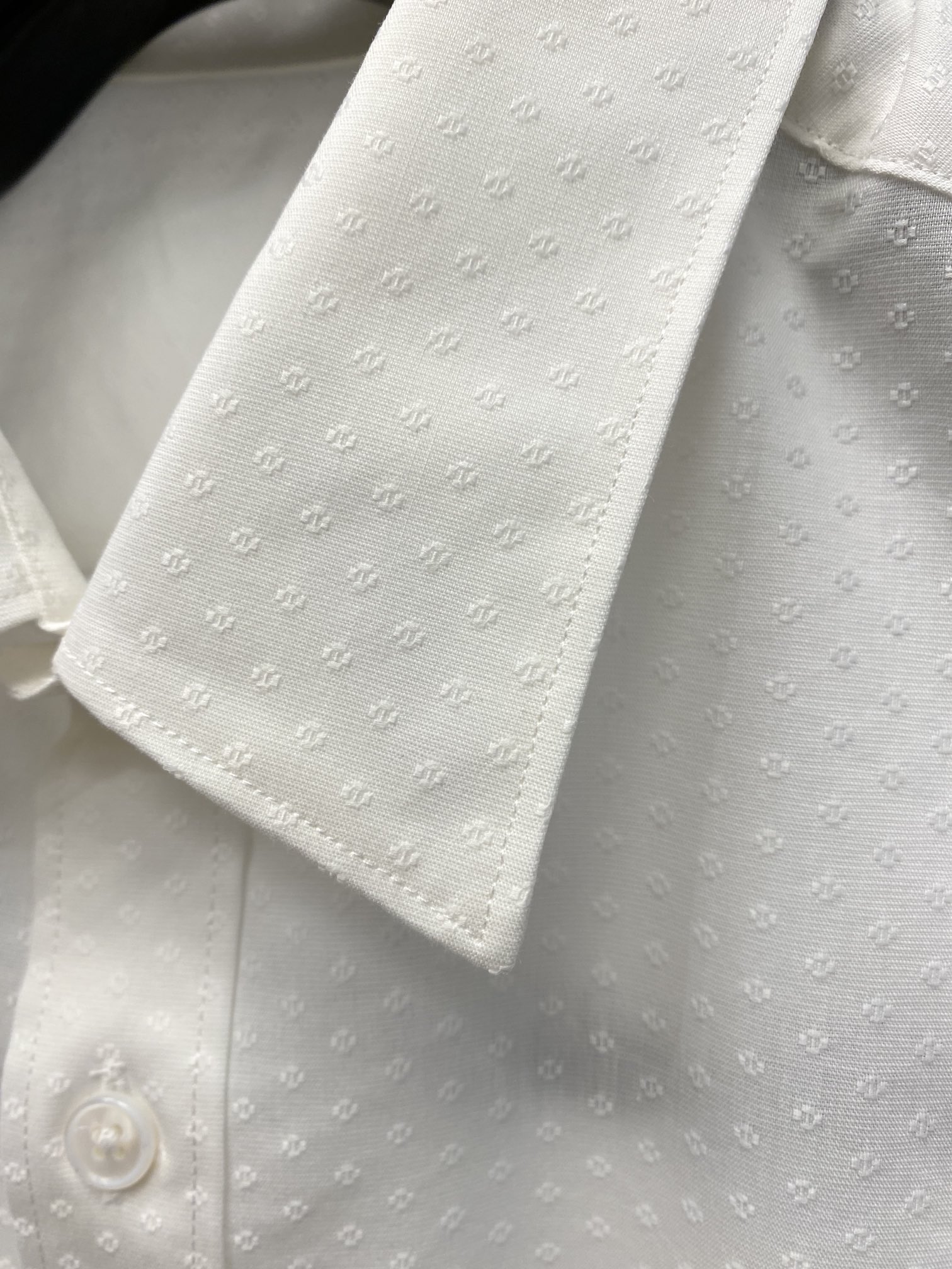 爱马仕2024新款衬衫打造时装艺术感立体剪裁修身版型上身效果很帅气微彰显品位整体细节可以对比效果非常有型