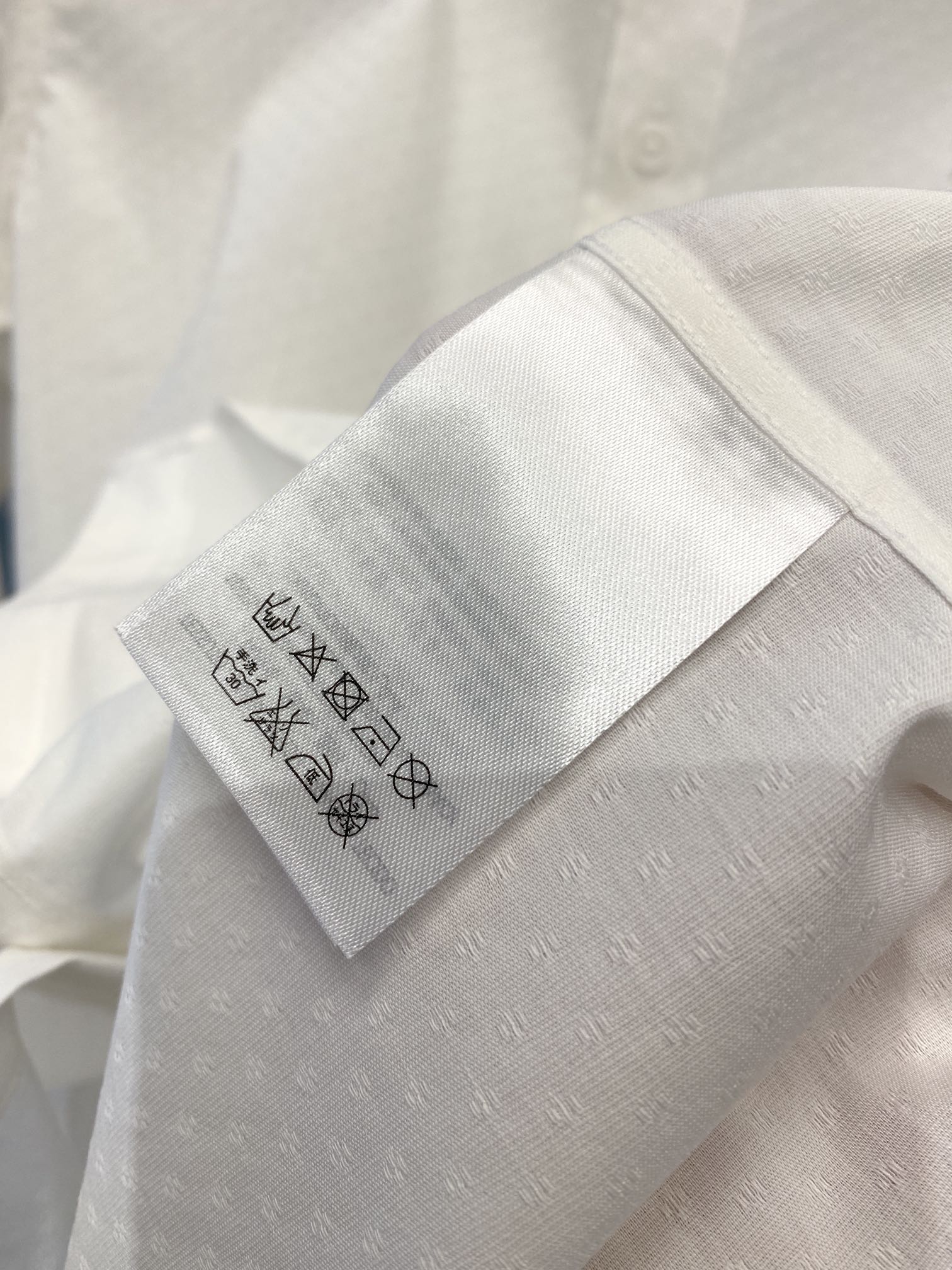 爱马仕2024新款衬衫打造时装艺术感立体剪裁修身版型上身效果很帅气微彰显品位整体细节可以对比效果非常有型