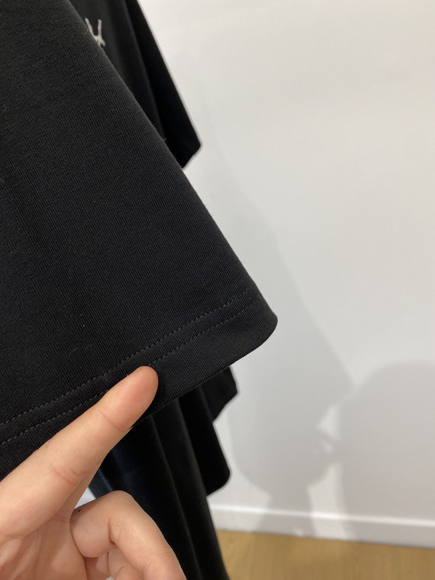 YSL圣罗兰2024新品短袖T恤帅气时尚胸前顶级印花字母logo简约百搭款面料棉不仅挺括保持潮流的廓形又