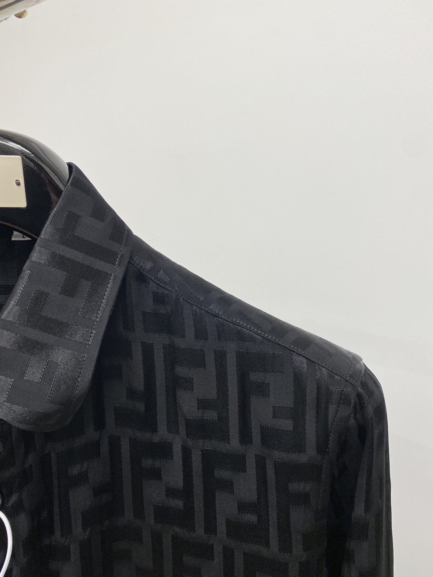 芬迪2024新款衬衫打造时装艺术感立体剪裁修身版型上身效果很帅气微彰显品位整体细节可以对比效果非常有型码