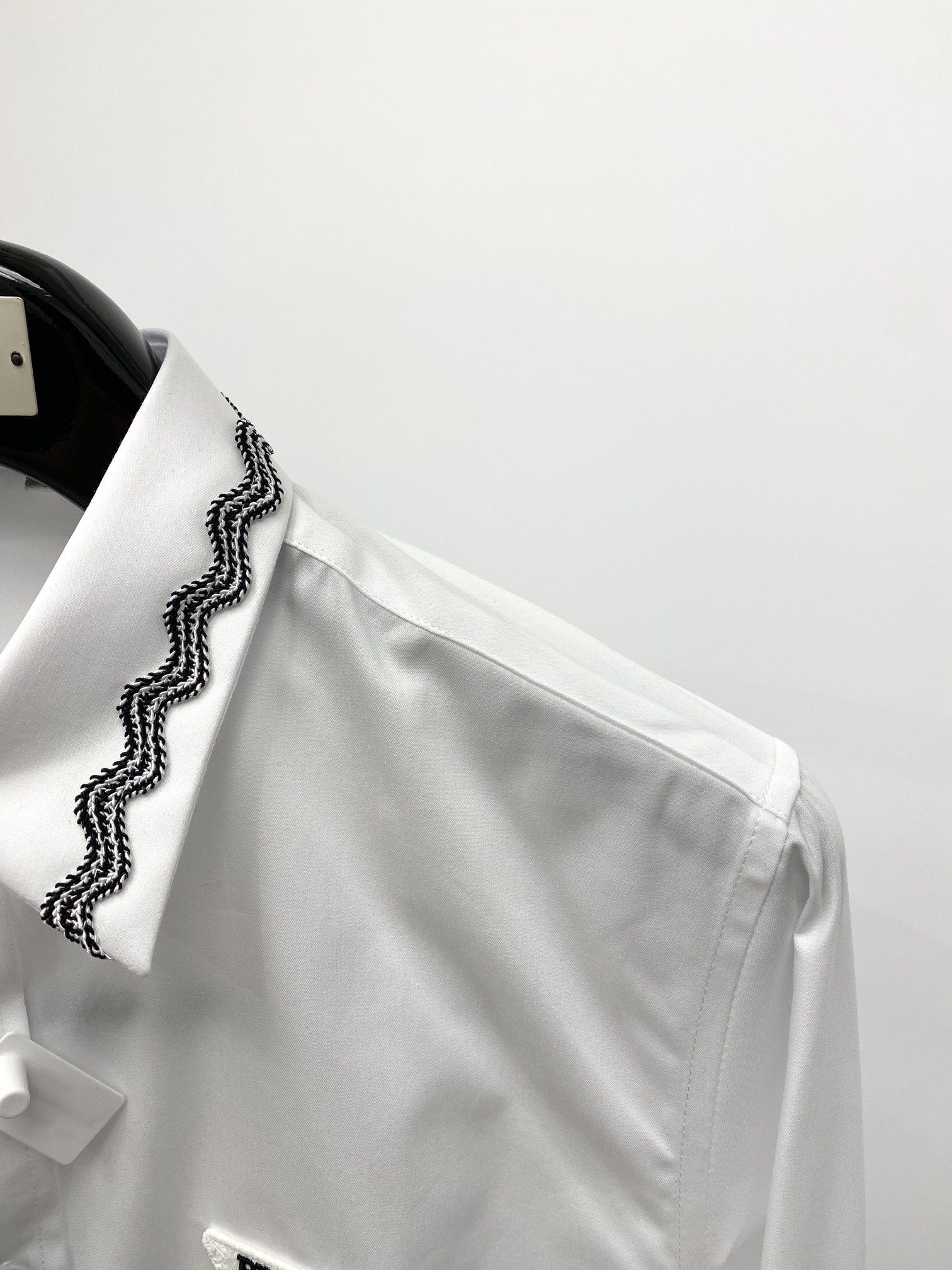 普拉达2024新款衬衫打造时装艺术感立体剪裁修身版型上身效果很帅气微彰显品位整体细节可以对比效果非常有型