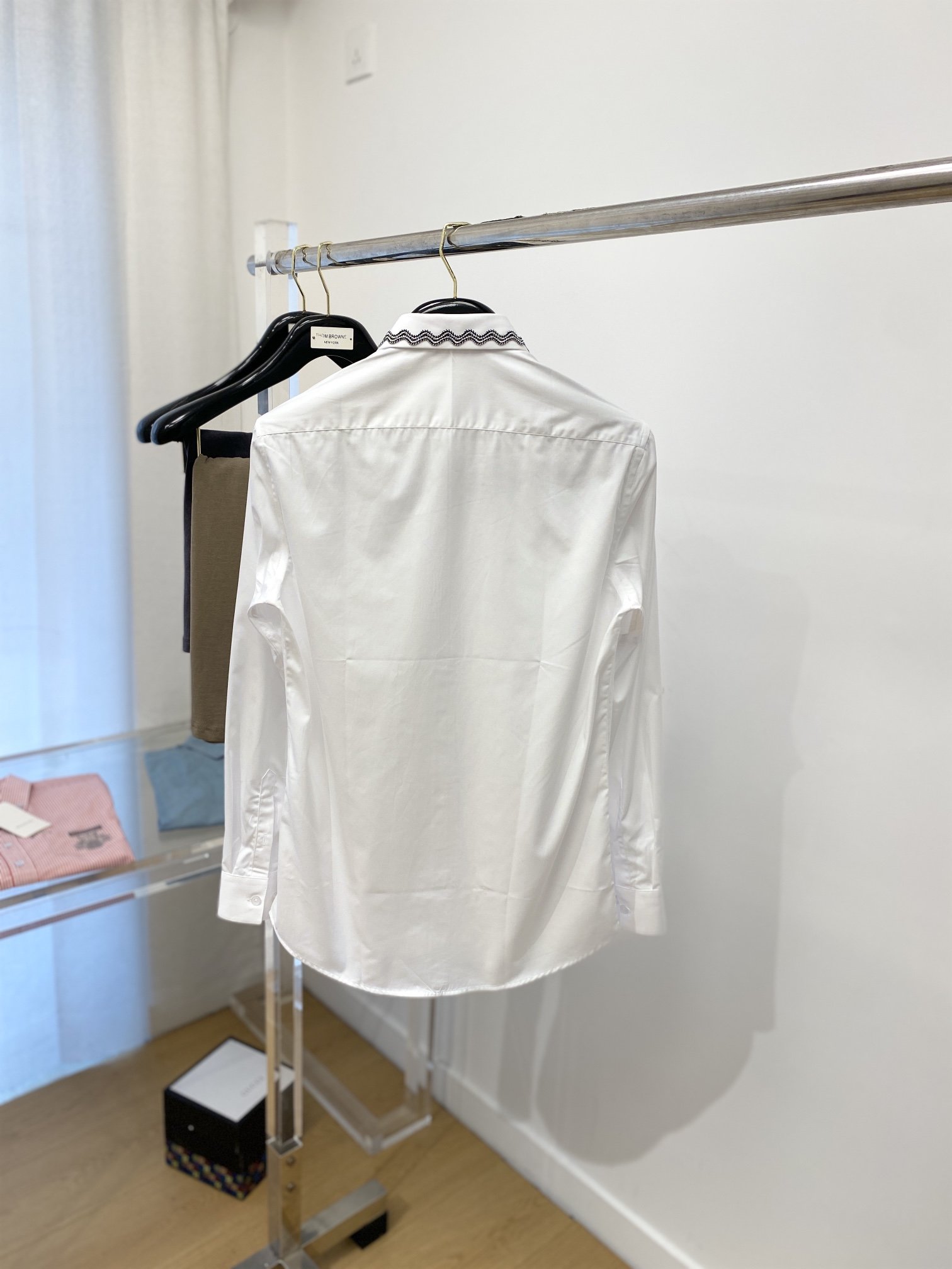 普拉达2024新款衬衫打造时装艺术感立体剪裁修身版型上身效果很帅气微彰显品位整体细节可以对比效果非常有型
