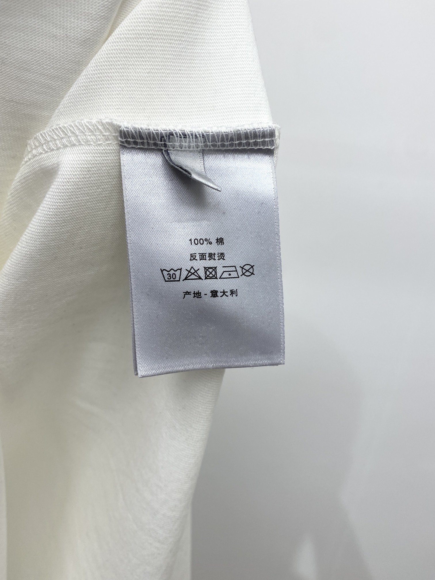 迪奥2024新品短袖T恤帅气时尚胸口精致刺绣蜜蜂图案logo简约百搭款面料棉不仅挺括保持潮流的廓形又穿着