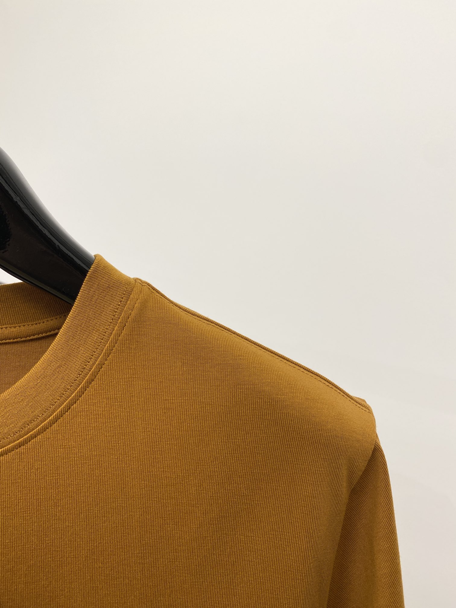 普拉达2024新品短袖T恤帅气时尚胸前五金装饰三角标logo简约百搭款面料棉不仅挺括保持潮流的廓形又穿着