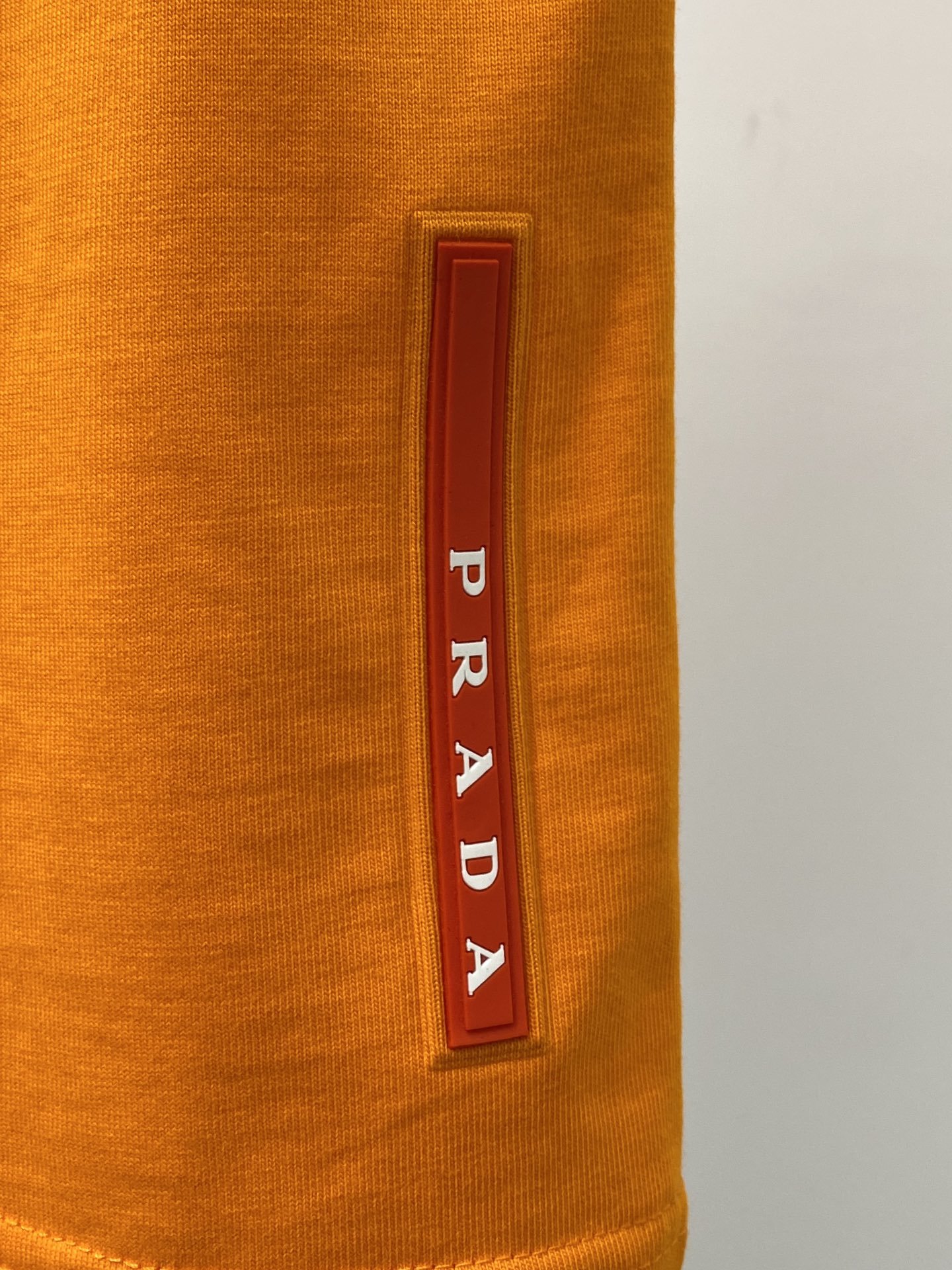 普拉达2024新品短袖T恤帅气时尚胸前五金装饰三角标logo简约百搭款面料棉不仅挺括保持潮流的廓形又穿着