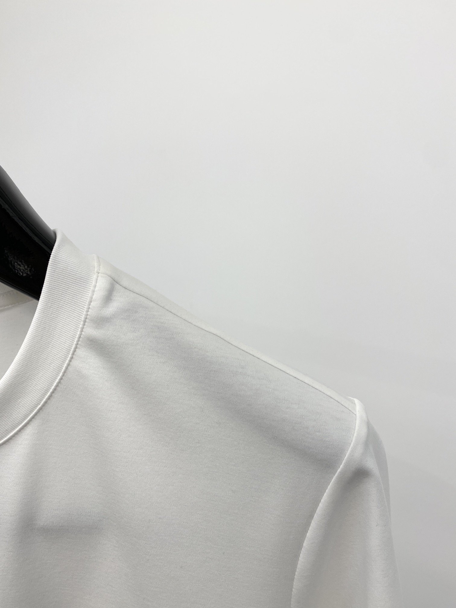 巴宝莉2024新品短袖T恤帅气时尚胸前设计凹凸工艺字母图案logo简约百搭款面料棉不仅挺括保持潮流的廓形