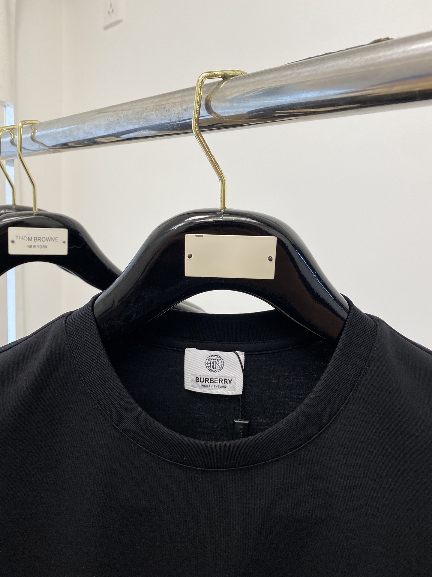 巴宝莉2024新品短袖T恤帅气时尚胸前设计凹凸工艺字母图案logo简约百搭款面料棉不仅挺括保持潮流的廓形