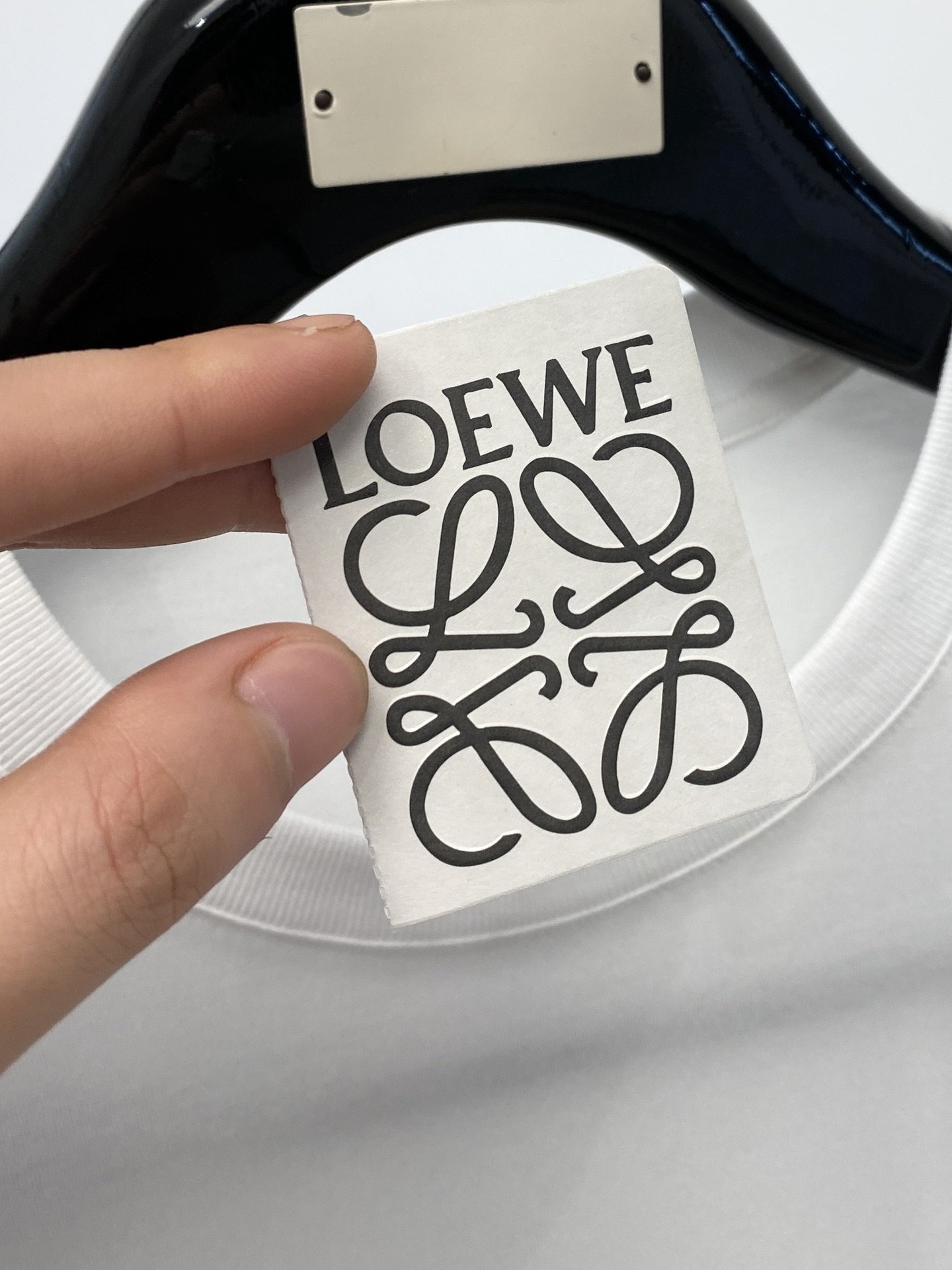 罗意威2024新品短袖T恤帅气时尚胸前精致刺绣字母图案logo简约百搭款面料棉不仅挺括保持潮流的廓形又穿