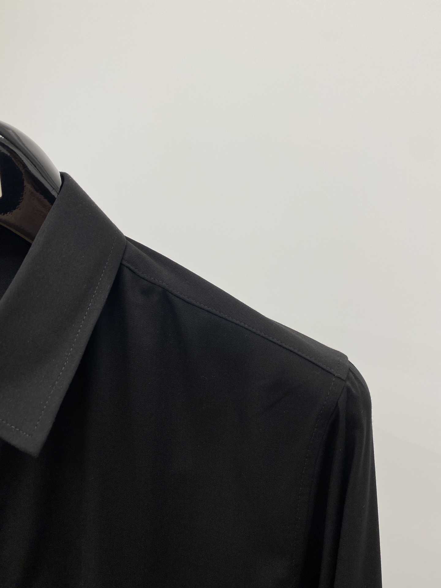 Berluti伯鲁蒂2024新款衬衫打造时装艺术感立体剪裁修身版型上身效果很帅气微彰显品位整体细节可以对