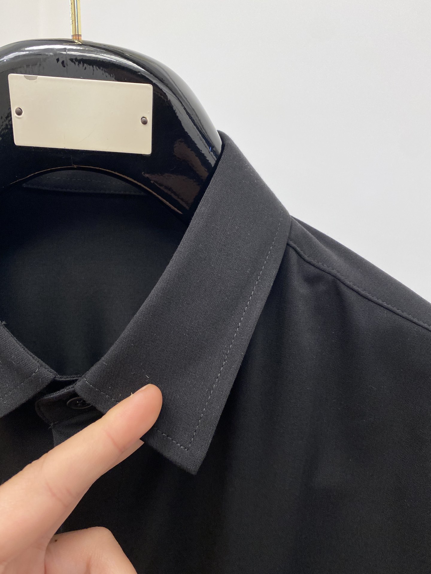 Berluti伯鲁蒂2024新款衬衫打造时装艺术感立体剪裁修身版型上身效果很帅气微彰显品位整体细节可以对