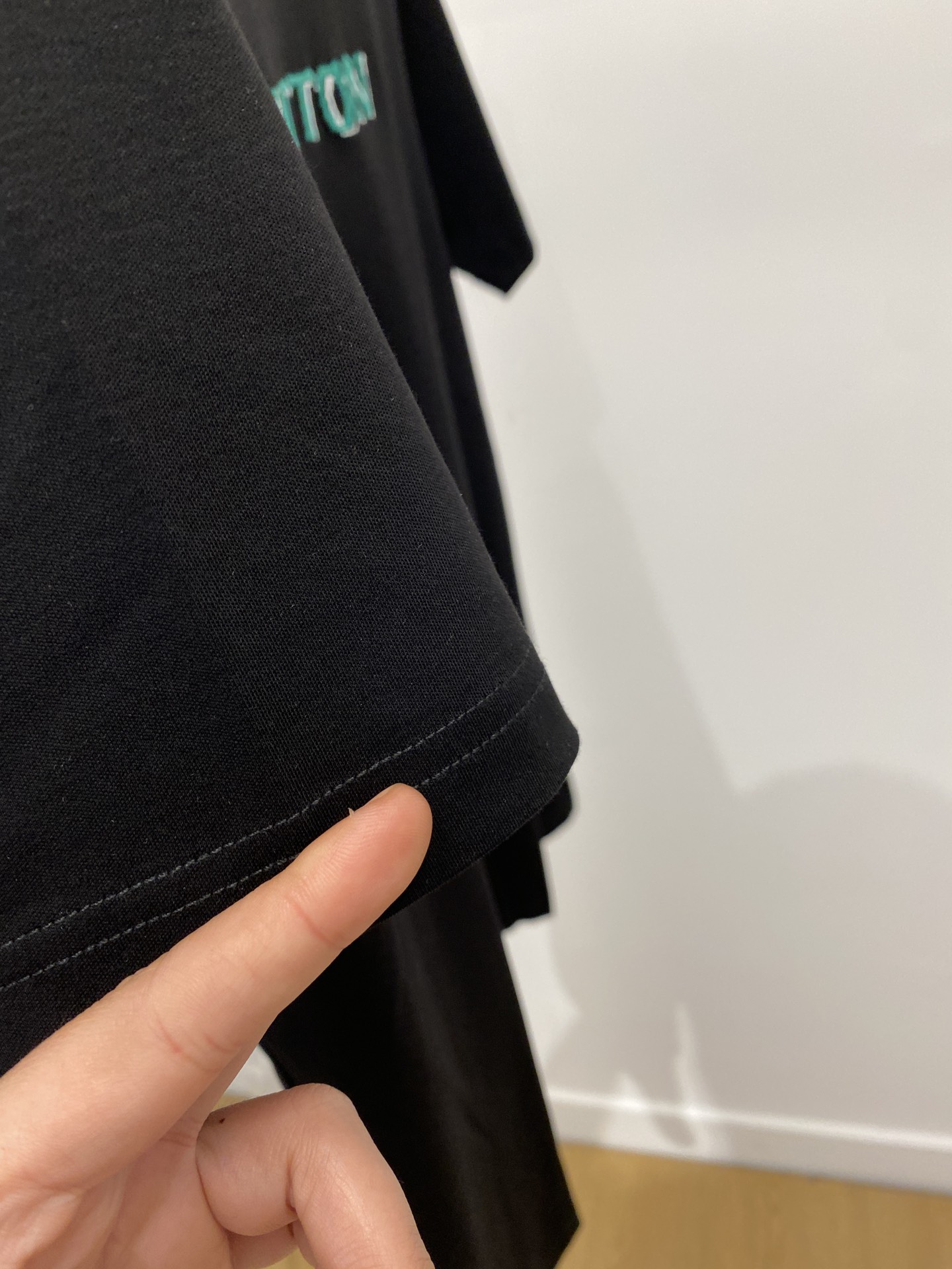 路易威登2024新品短袖T恤帅气时尚胸前顶级印花字母logo简约百搭款面料棉不仅挺括保持潮流的廓形又穿着
