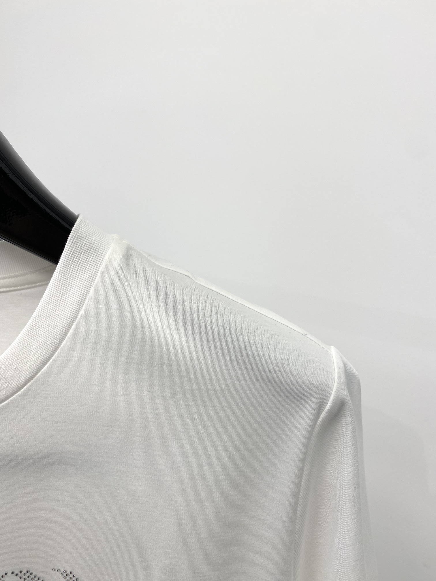普拉达2024新品短袖T恤帅气时尚胸前顶级烫钻图案字母logo简约百搭款面料棉不仅挺括保持潮流的廓形又穿