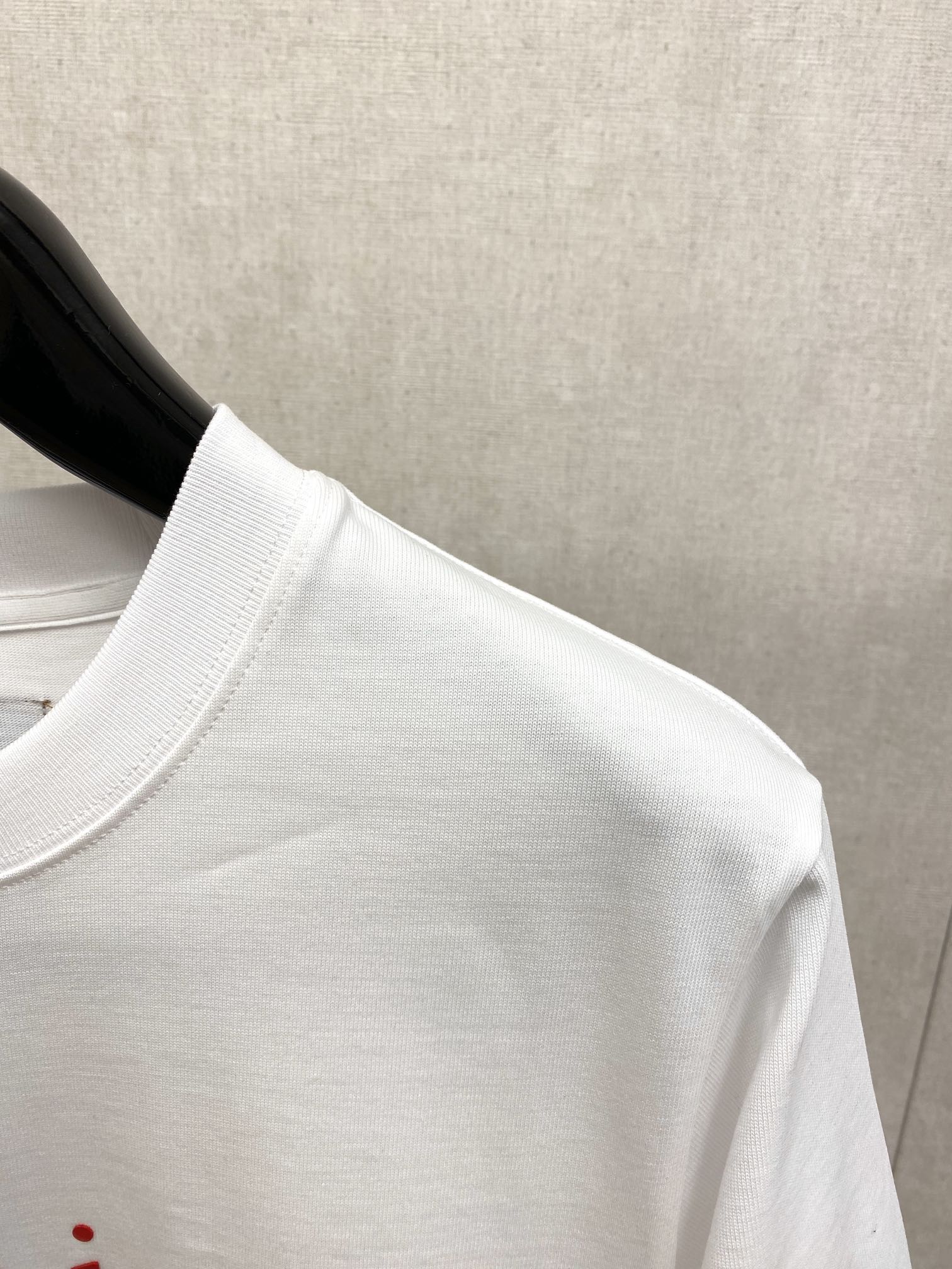 路易威登2024新品短袖T恤帅气时尚胸前顶级印花字母logo简约百搭款面料棉不仅挺括保持潮流的廓形又穿着