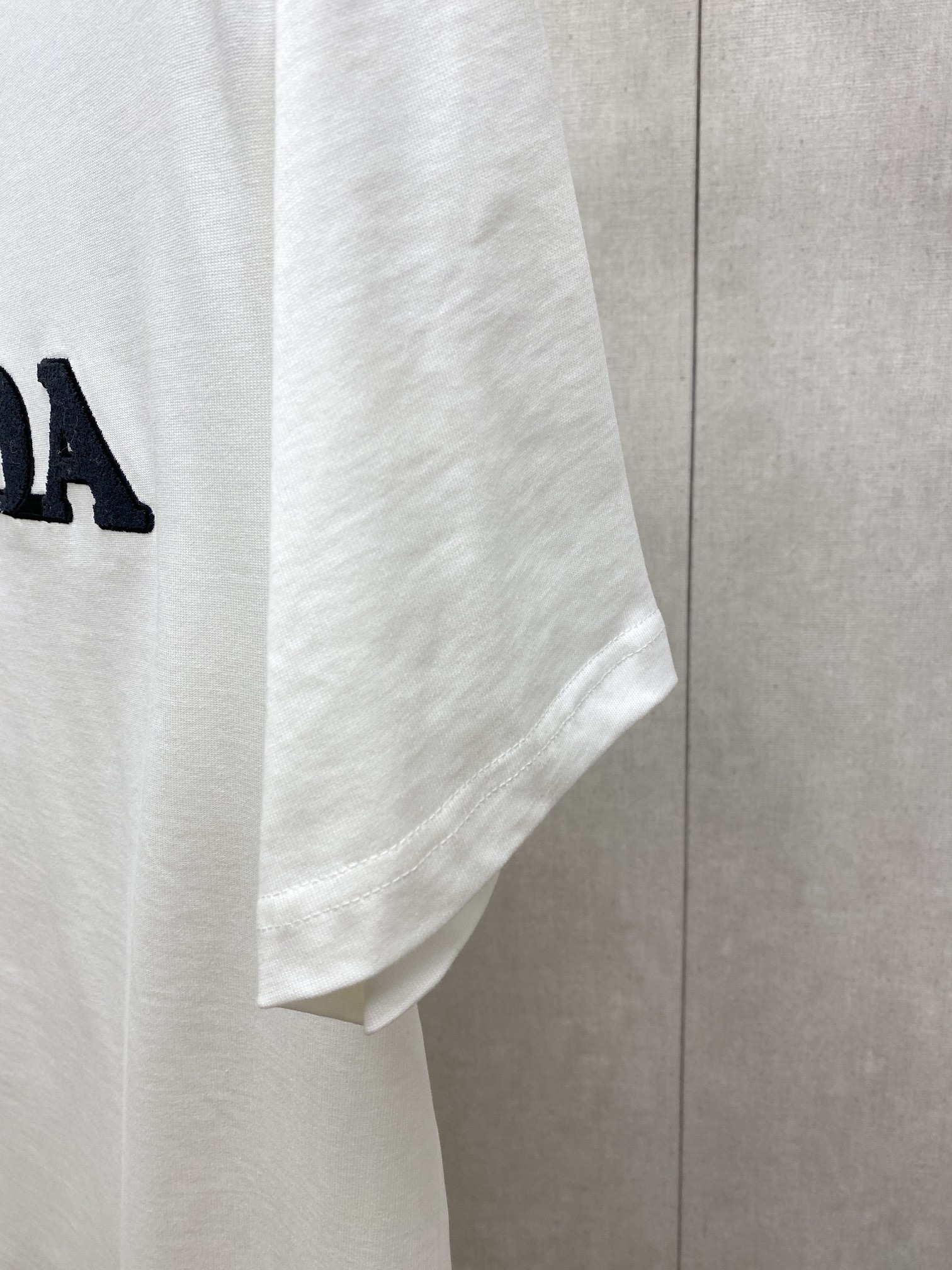普拉达2024新品短袖T恤帅气时尚胸前顶级定织字母logo简约百搭款面料棉不仅挺括保持潮流的廓形又穿着舒