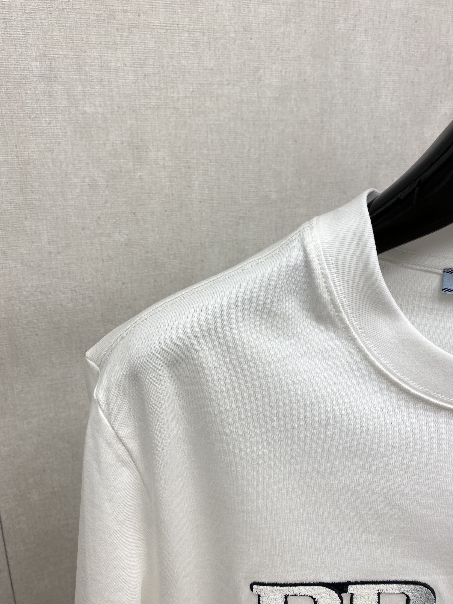 普拉达2024新品短袖T恤帅气时尚胸前顶级定织字母logo简约百搭款面料棉不仅挺括保持潮流的廓形又穿着舒