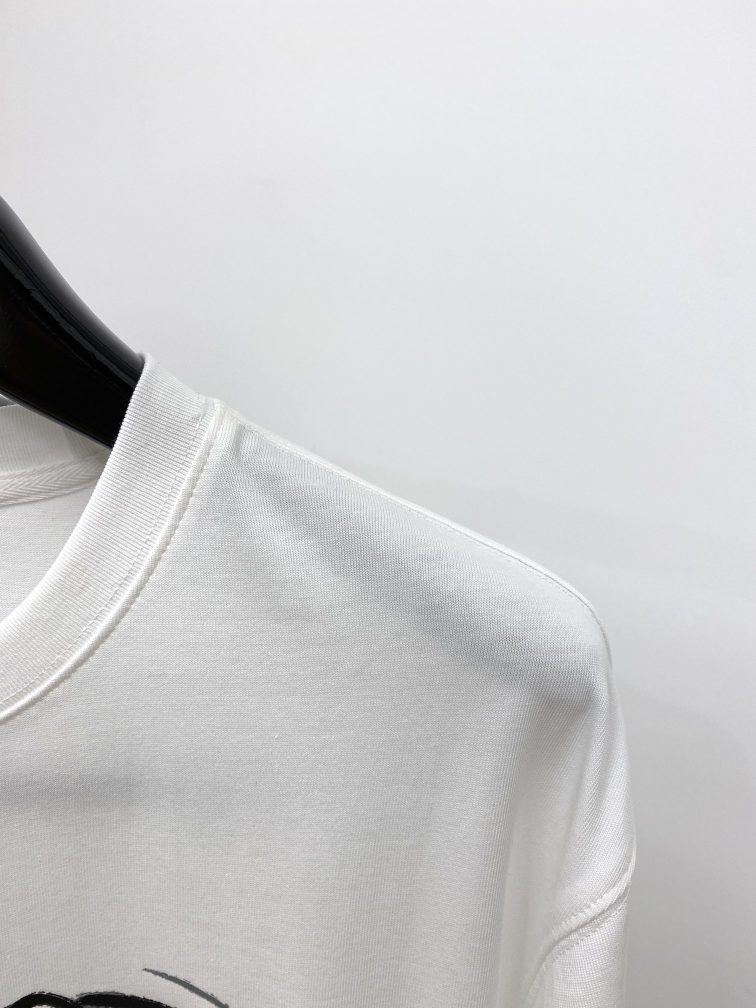 罗意威2024新品短袖T恤帅气时尚胸前顶级印花图案字母logo简约百搭款面料棉不仅挺括保持潮流的廓形又穿