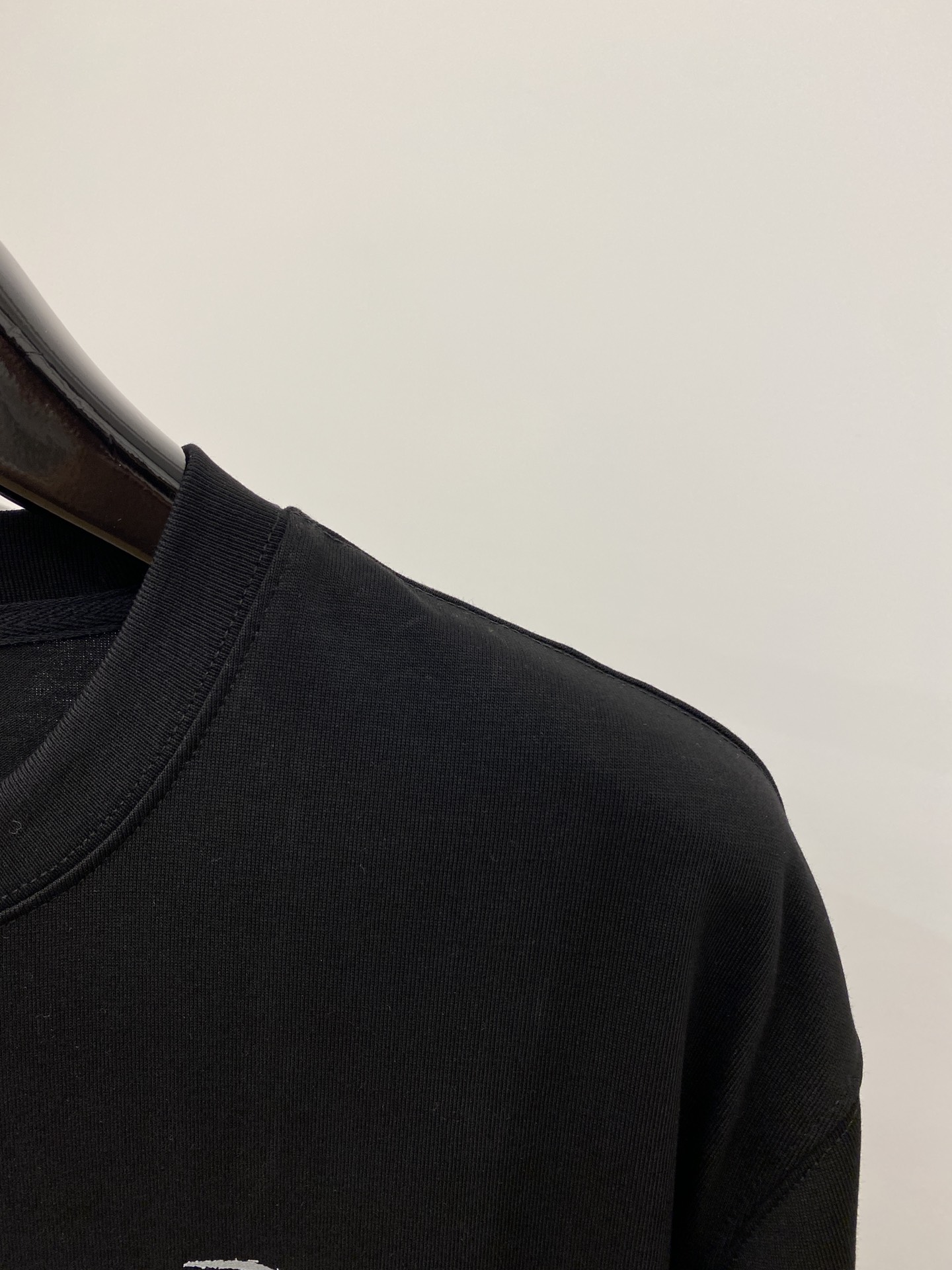 罗意威2024新品短袖T恤帅气时尚胸前顶级印花图案字母logo简约百搭款面料棉不仅挺括保持潮流的廓形又穿