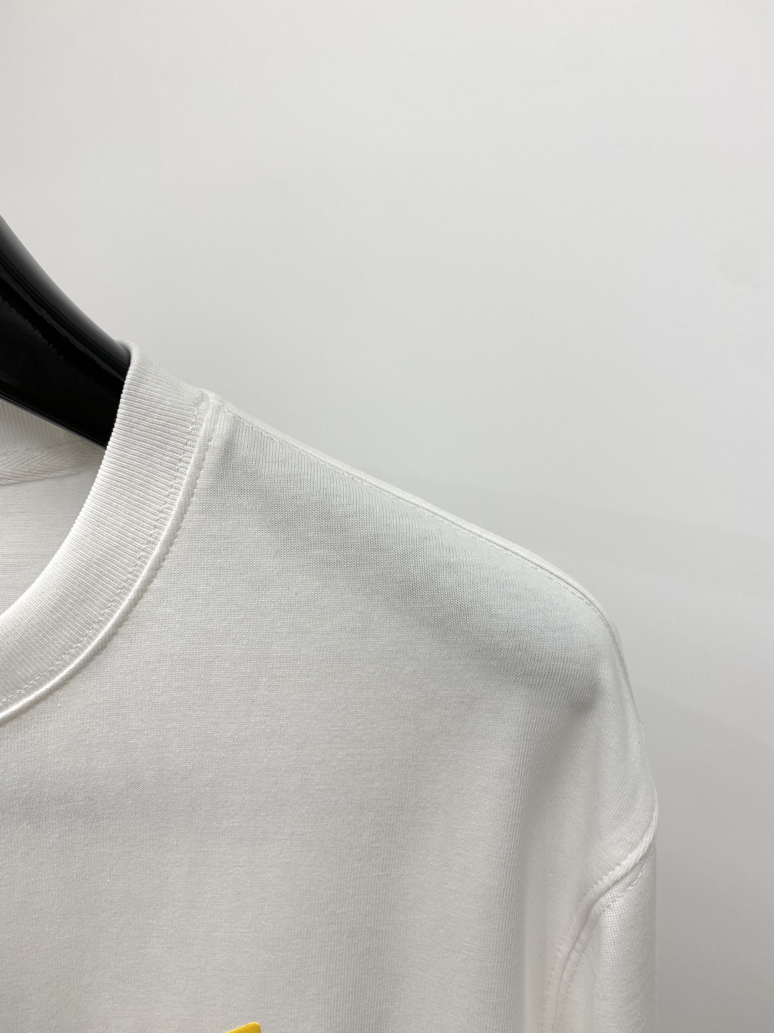 芬迪2024新品短袖T恤帅气时尚胸前顶级印胶图案字母logo简约百搭款面料棉不仅挺括保持潮流的廓形又穿着