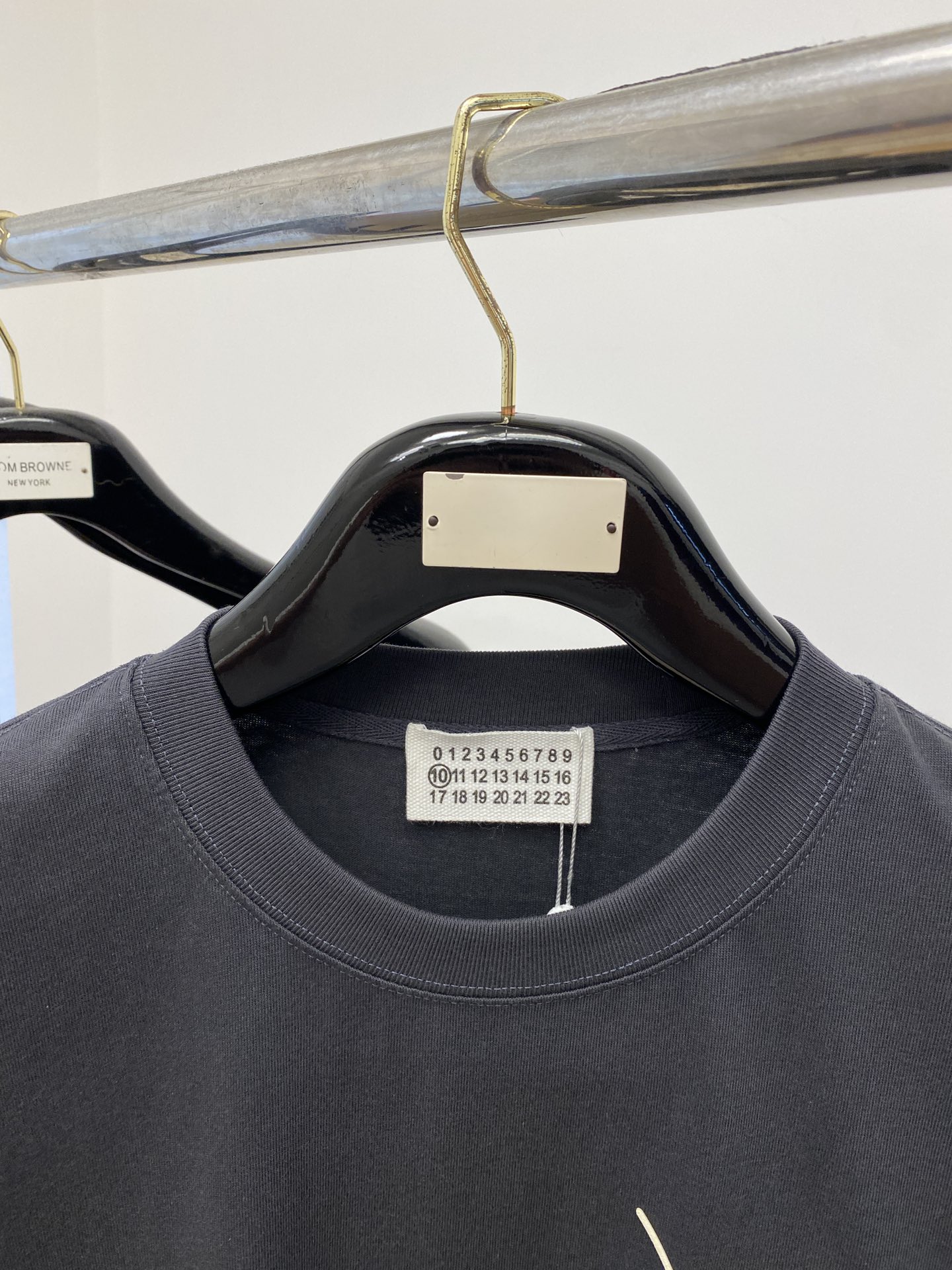 马吉拉2024新品短袖T恤帅气时尚胸前顶级印胶装饰字母logo简约百搭款面料棉不仅挺括保持潮流的廓形又穿