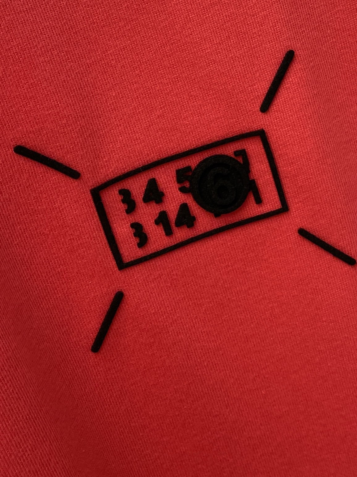 马吉拉2024新品短袖T恤帅气时尚胸前顶级印胶装饰字母logo简约百搭款面料棉不仅挺括保持潮流的廓形又穿