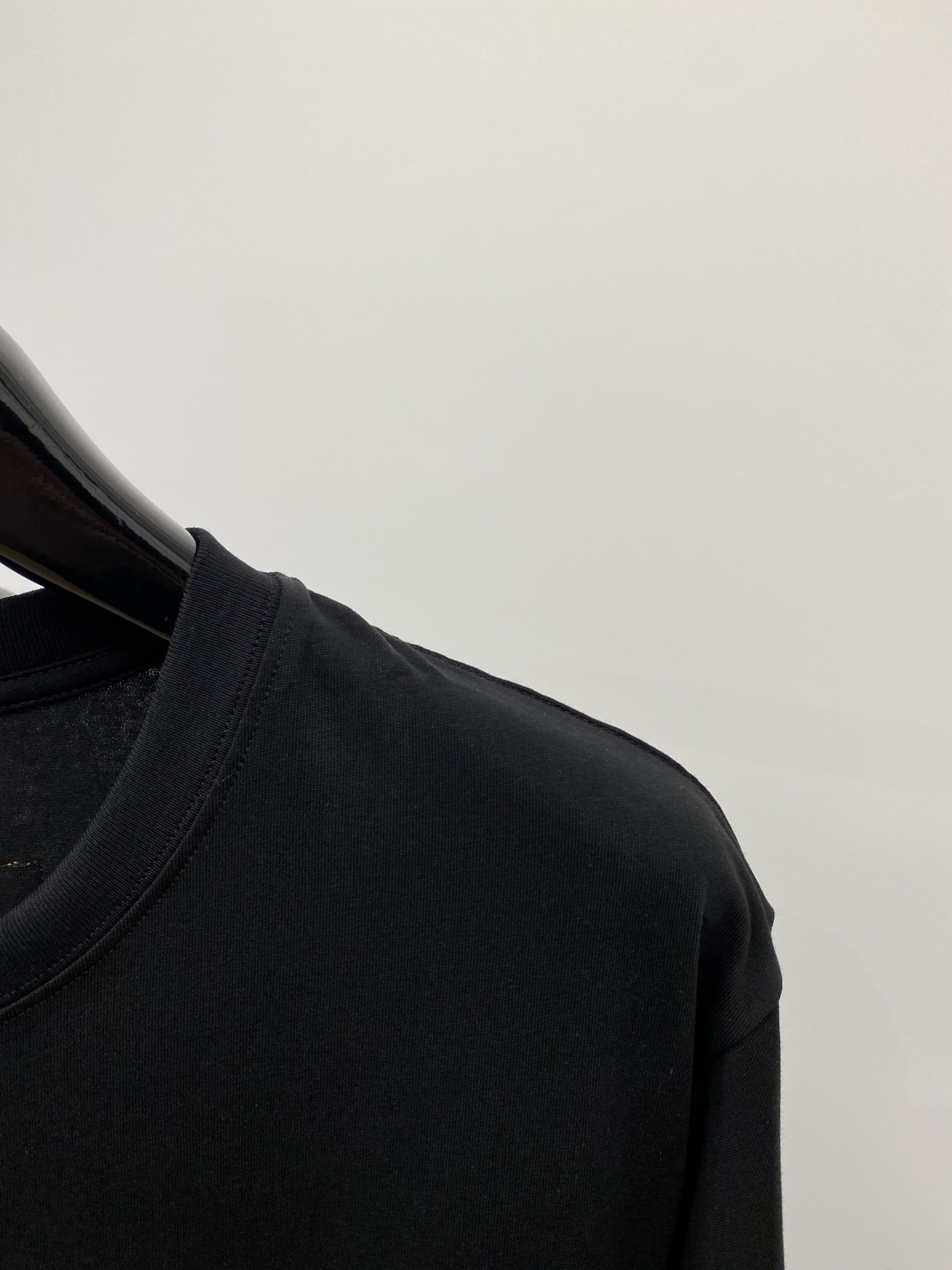路易威登2024新品短袖T恤帅气时尚胸前顶级印花图案字母logo简约百搭款面料棉不仅挺括保持潮流的廓形又