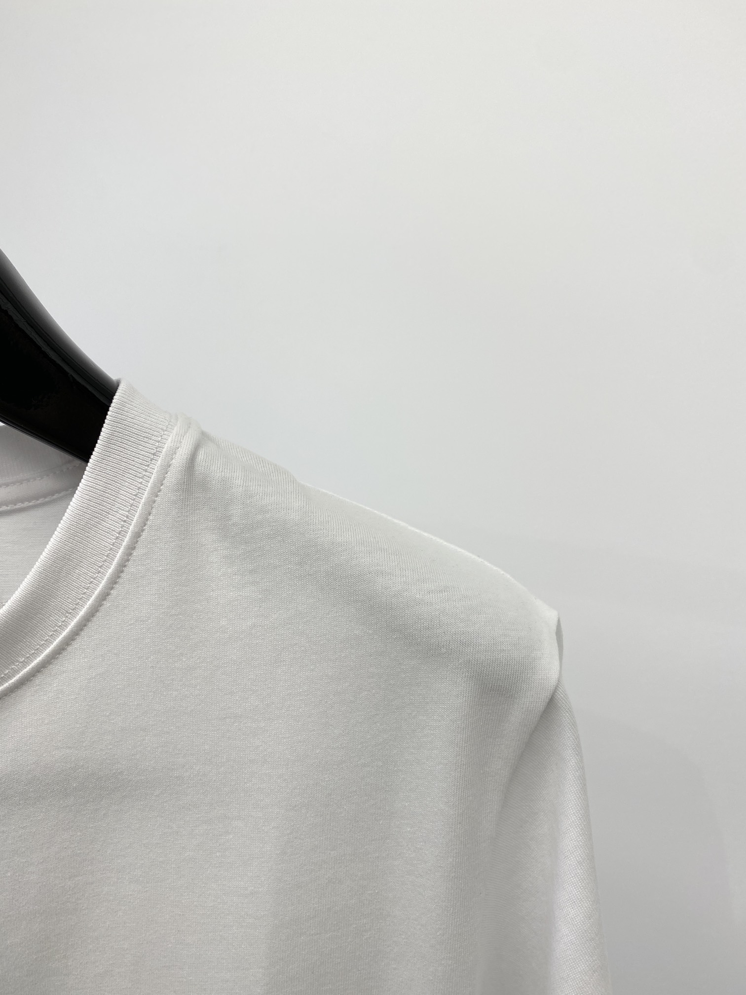 路易威登2024新品短袖T恤帅气时尚胸前顶级印花图案字母logo简约百搭款面料棉不仅挺括保持潮流的廓形又