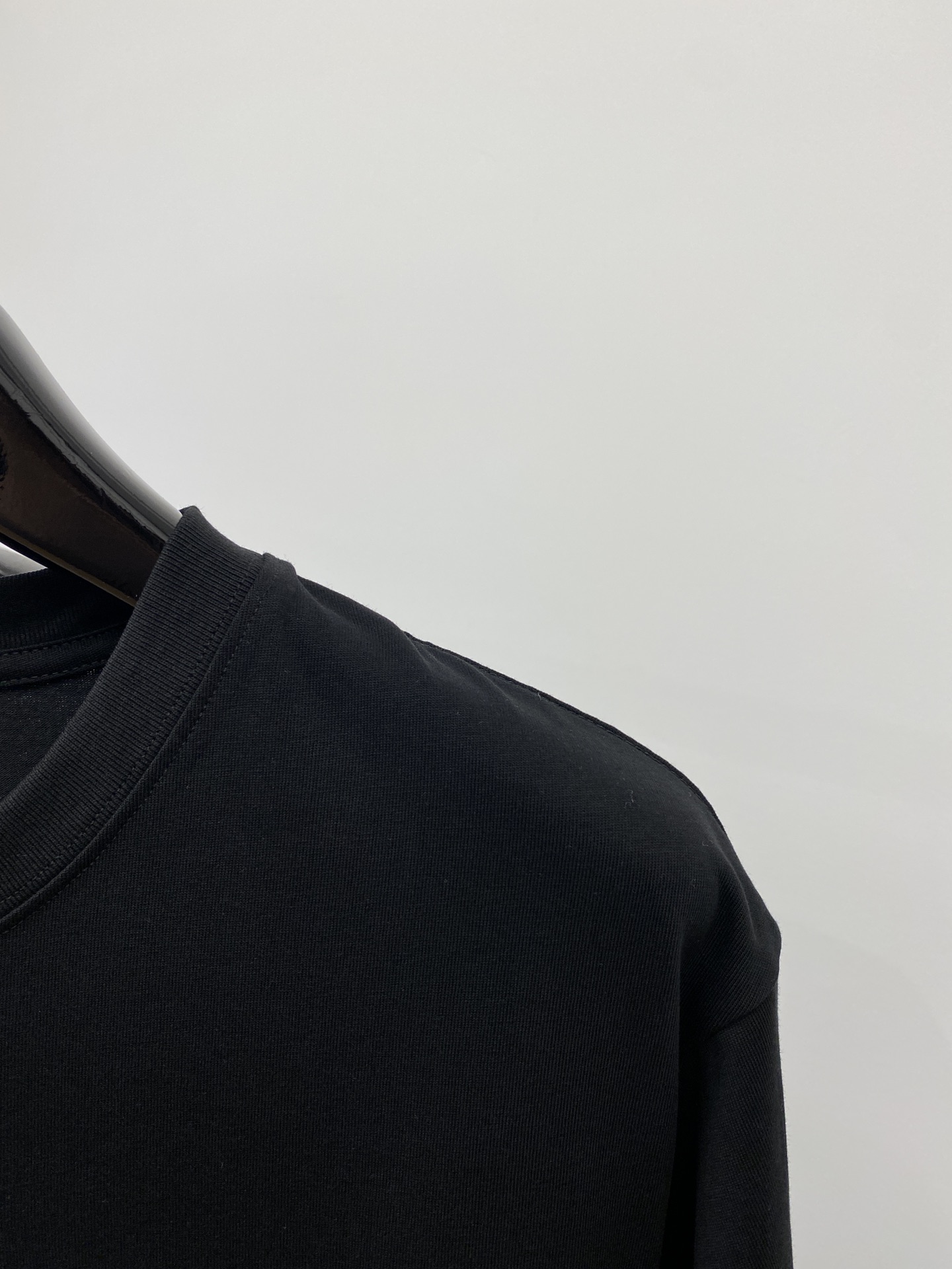 路易威登2024新品短袖T恤帅气时尚胸口设计凹凸工艺字母logo简约百搭款面料棉不仅挺括保持潮流的廓形又