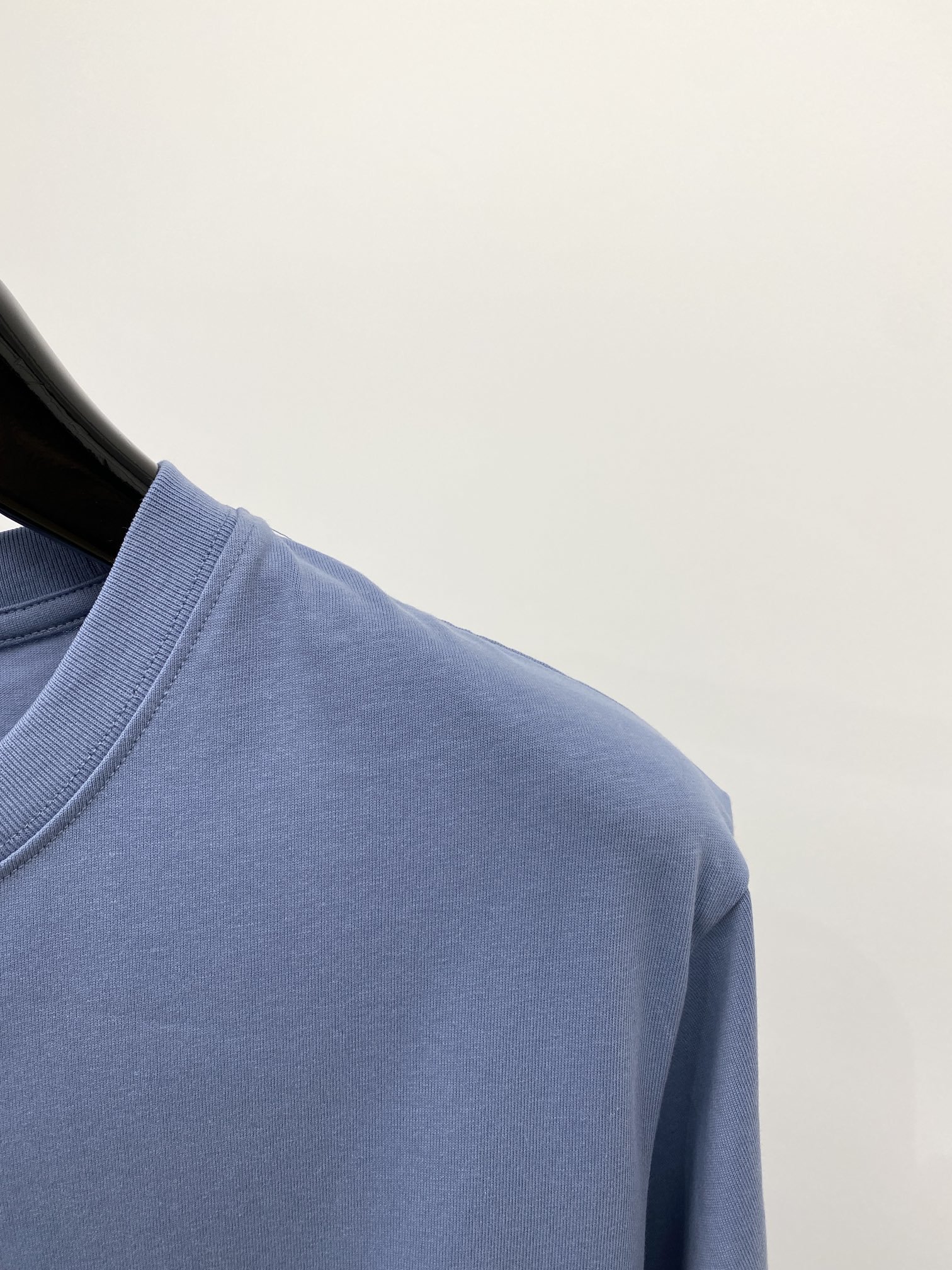 路易威登2024新品短袖T恤帅气时尚胸口设计凹凸工艺字母logo简约百搭款面料棉不仅挺括保持潮流的廓形又