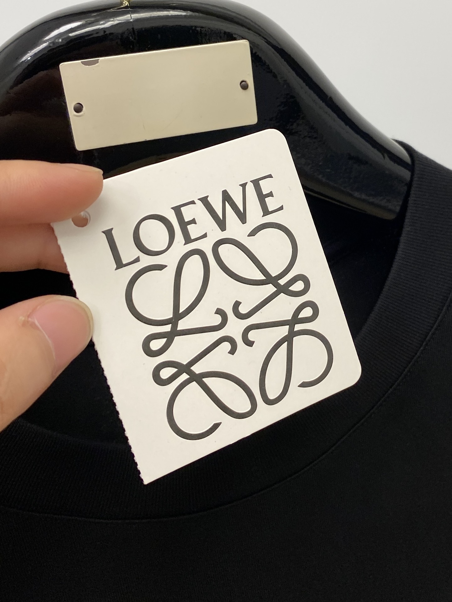 罗意威2024新品短袖T恤帅气时尚胸前精致刺绣图案字母logo简约百搭款面料棉不仅挺括保持潮流的廓形又穿